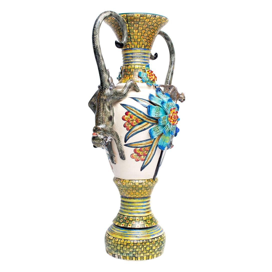 Die von George & Thabo handgeformte und von Riya bei Wiseman Ceramics in Südafrika sorgfältig handbemalte Keramikvase Monkey ist 24 Zoll hoch und misst 12 Zoll in der Länge und 10 Zoll in der Breite. Die von Wiseman entworfene Vase vereint auf