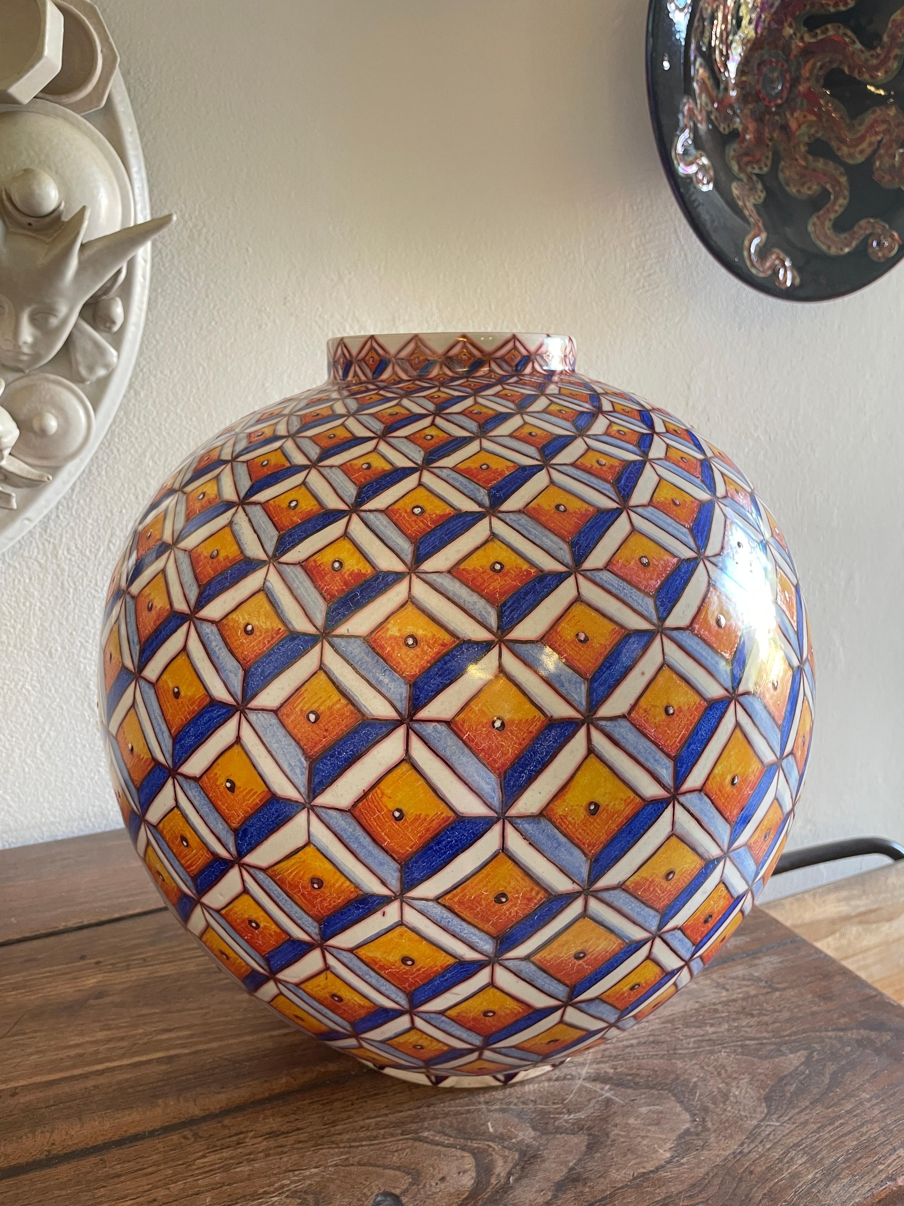 Pot de lune Borgia, majolique peinte à la main avec  tir de réduction à plein régime, 40 cm de diamètre. 

Pièce unique.


Bottega Vignoli, basée à Faenza, le cœur historique de la majolique italienne, offre une expression contemporaine saisissante