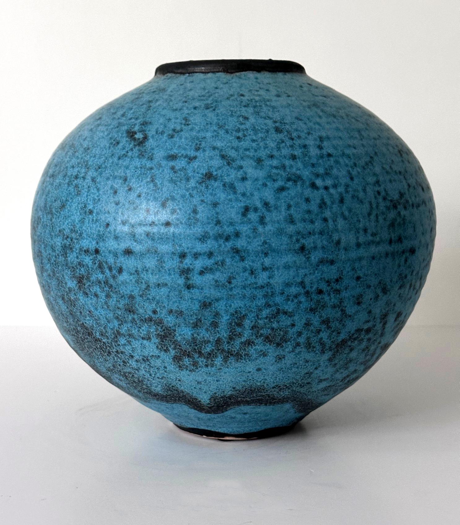 Ein auffälliges Mondgefäß aus Keramik, das der amerikanische Studiotöpfer Otto Heino (1915-2009) in seinem letzten Lebensjahr in seinem Studio in Ojai, Kalifornien, 2003 herstellte.  Diese nahezu perfekt kugelförmige Form mit kleiner Basis und
