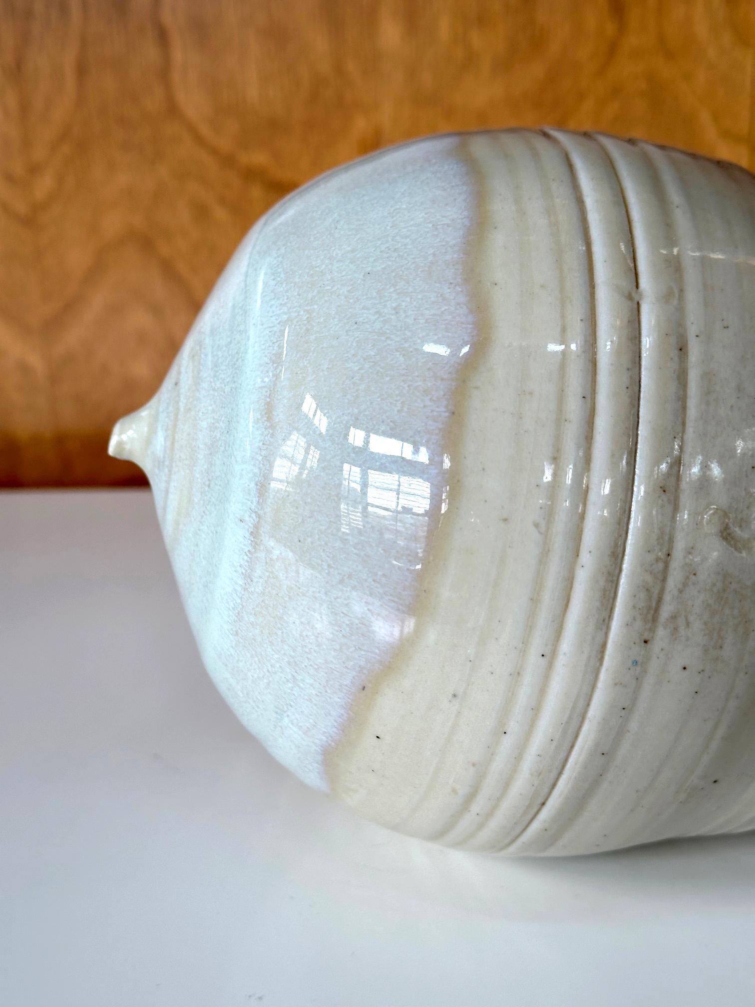 Pot de lune avec bouchon par Toshiko Takaezu en vente 3