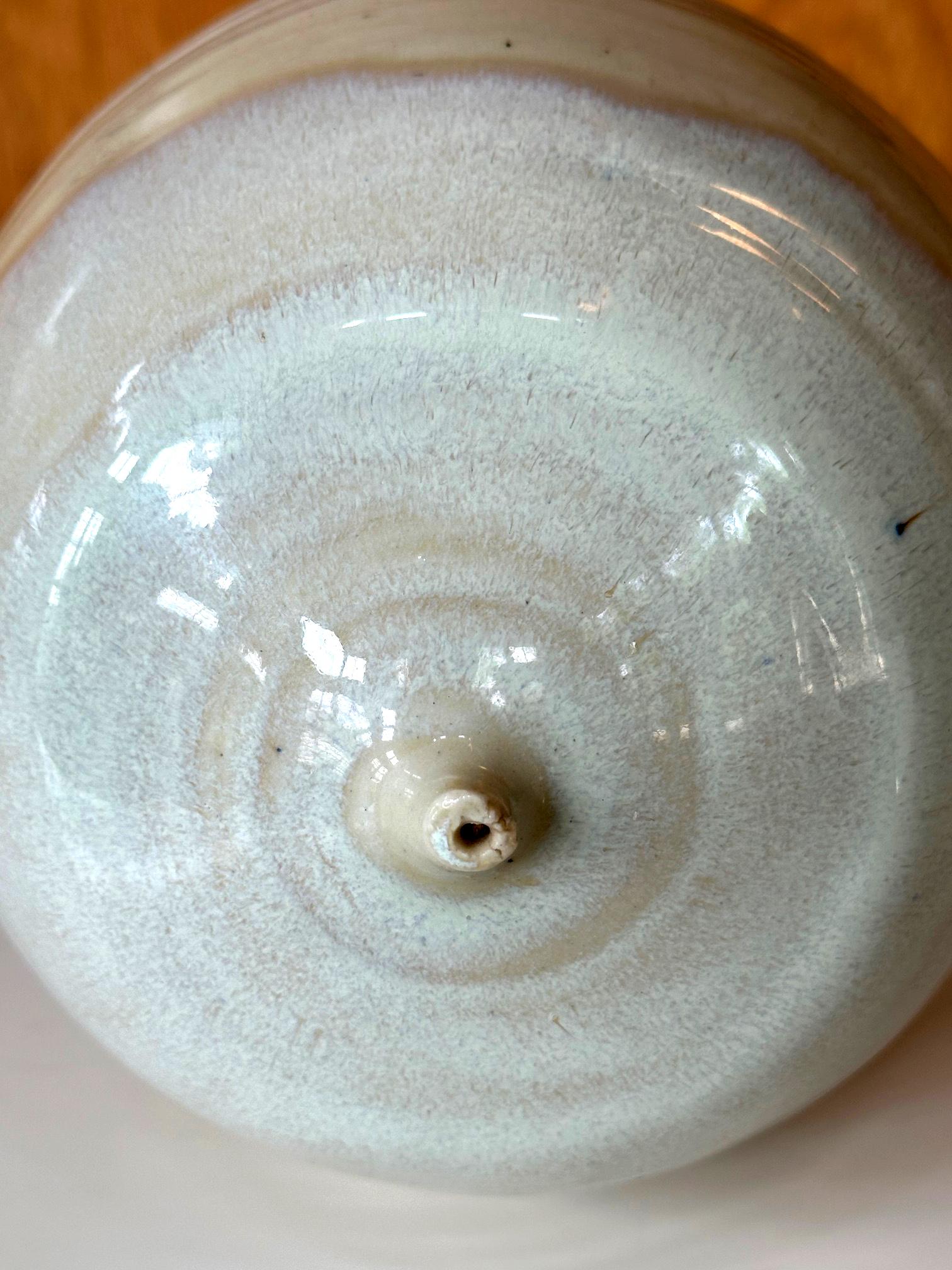Pot de lune avec bouchon par Toshiko Takaezu en vente 8