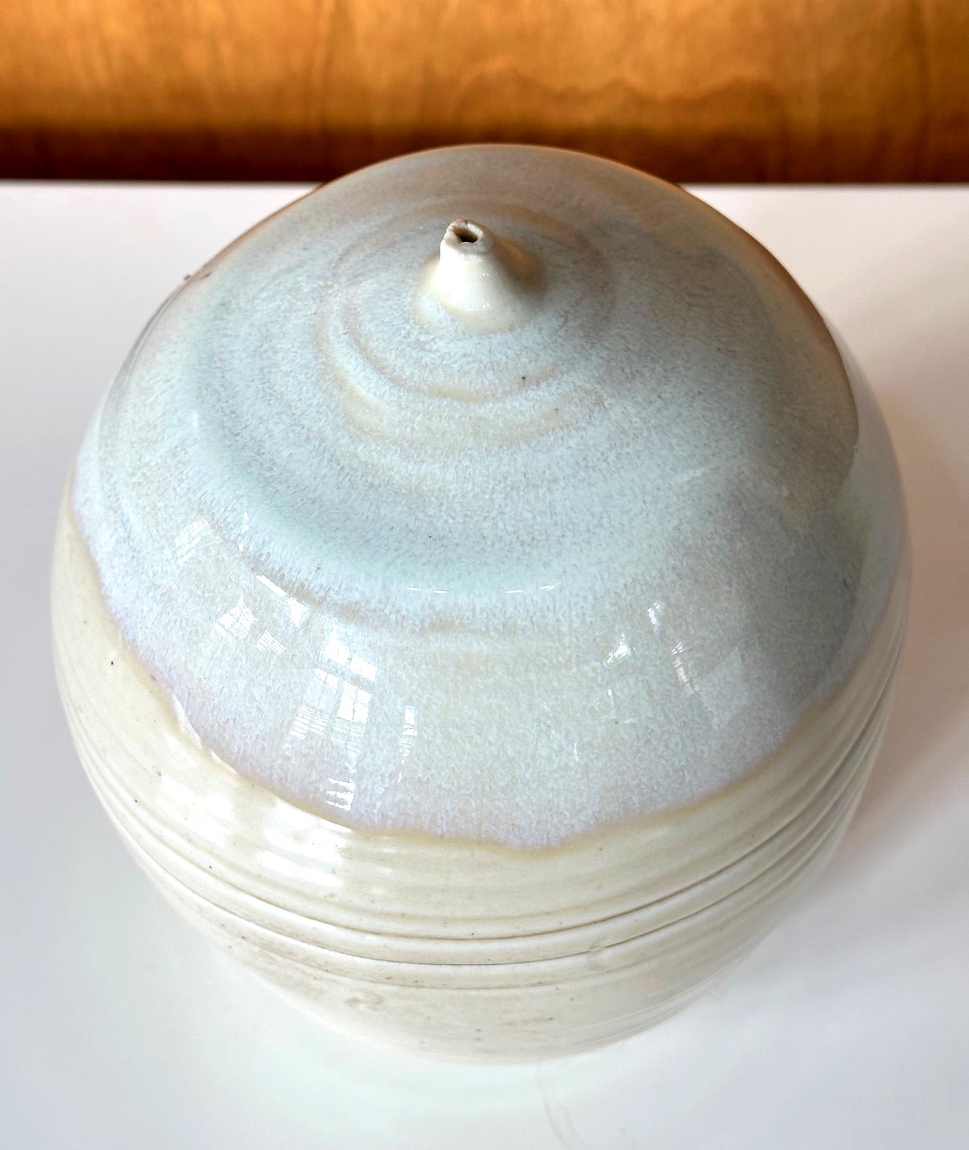 Céramique Pot de lune avec bouchon par Toshiko Takaezu en vente