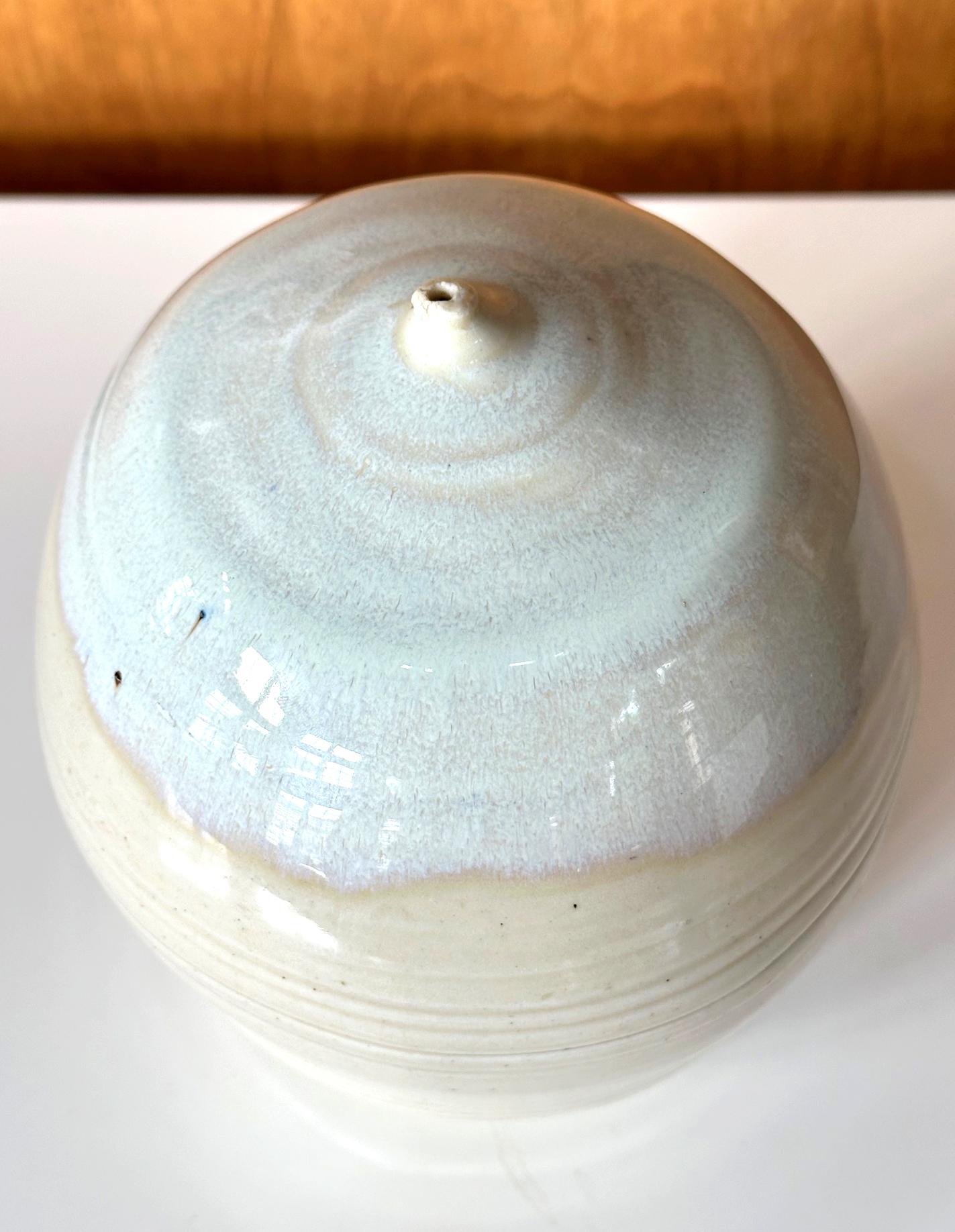 Pot de lune avec bouchon par Toshiko Takaezu en vente 1