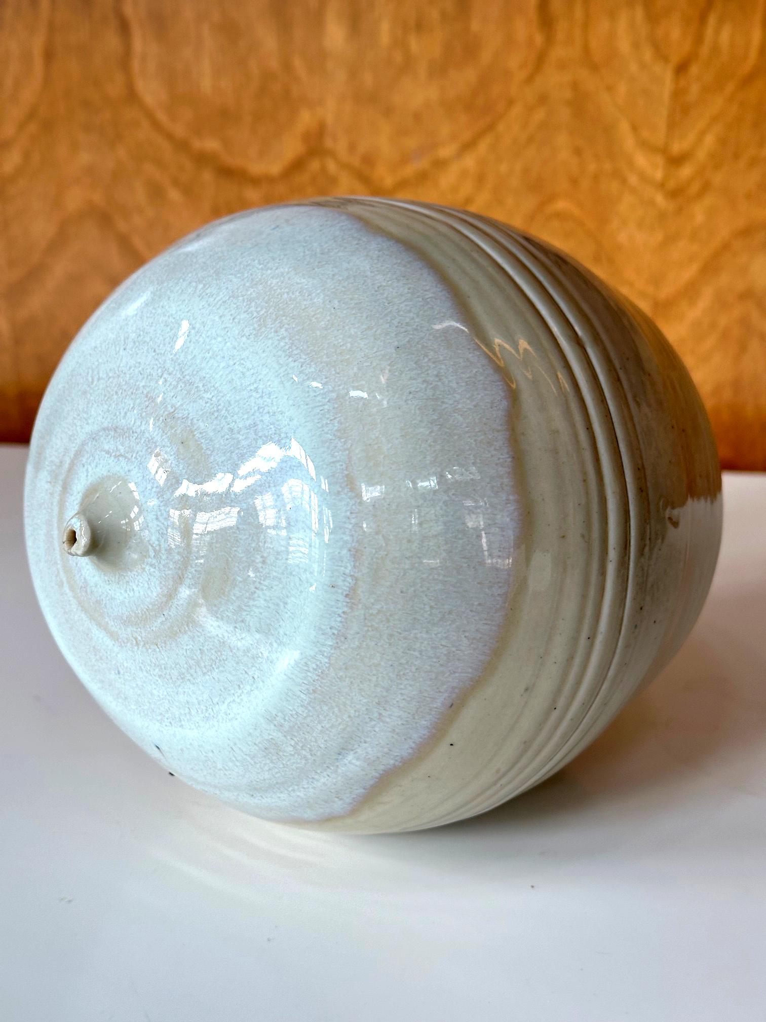 Pot de lune avec bouchon par Toshiko Takaezu en vente 2