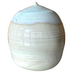 Vaso a forma di luna in ceramica con sonaglio di Toshiko Takaezu