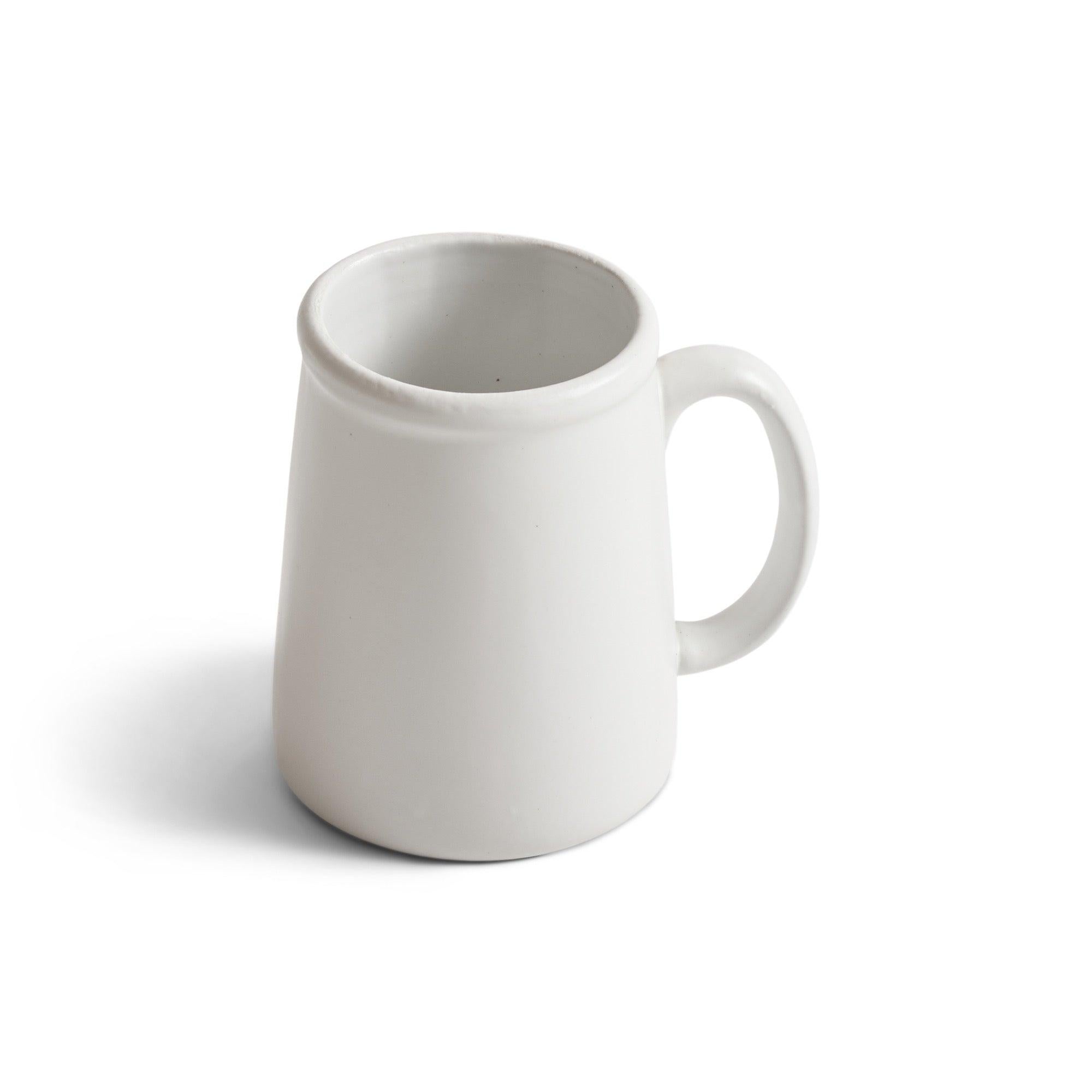 Un mug en céramique blanche avec poignée. Estampillé S1.