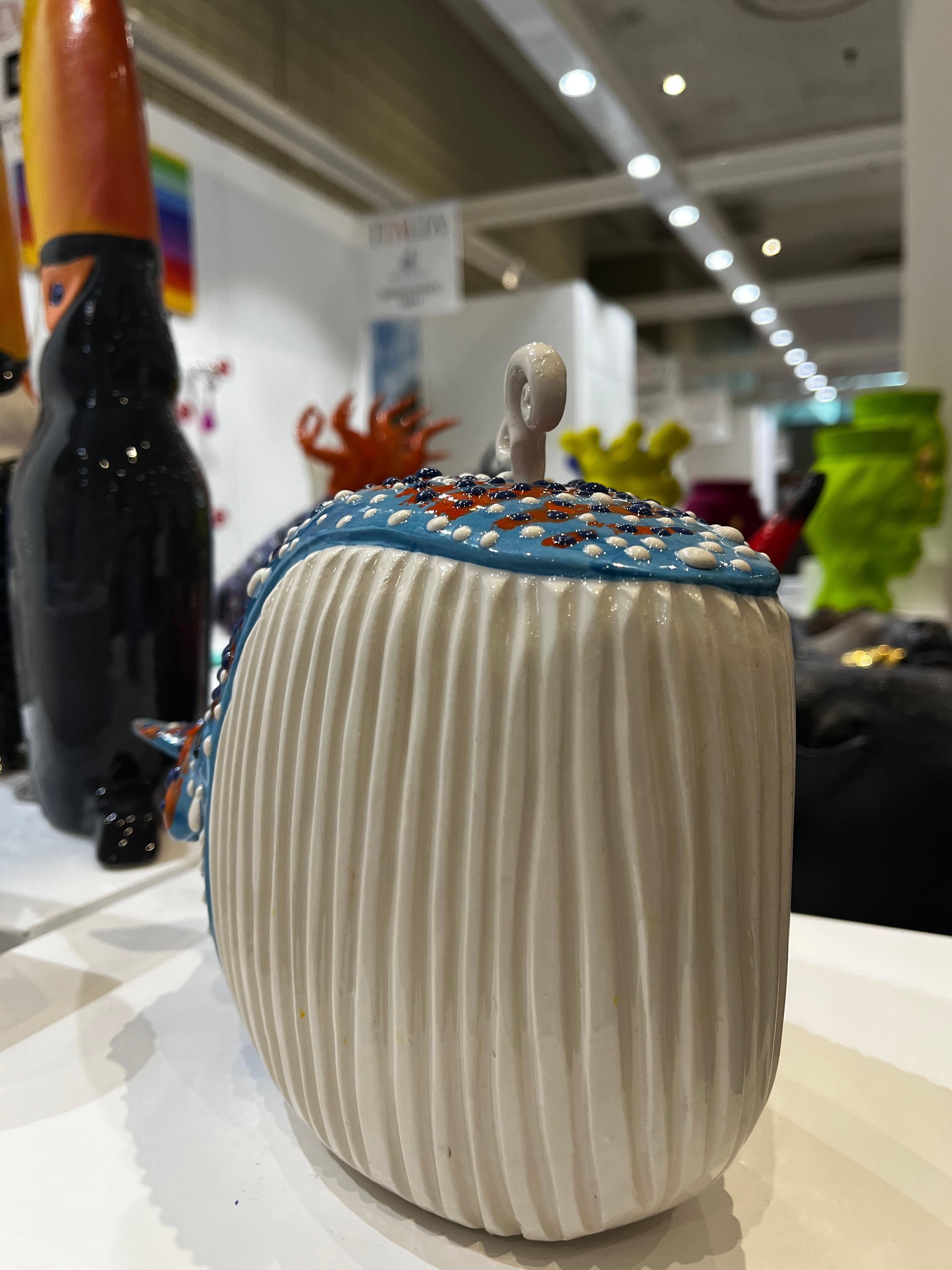Moderno Balena multicolore in ceramica fatta a mano in Italia, su misura! Nuova creazione, 2023 in vendita