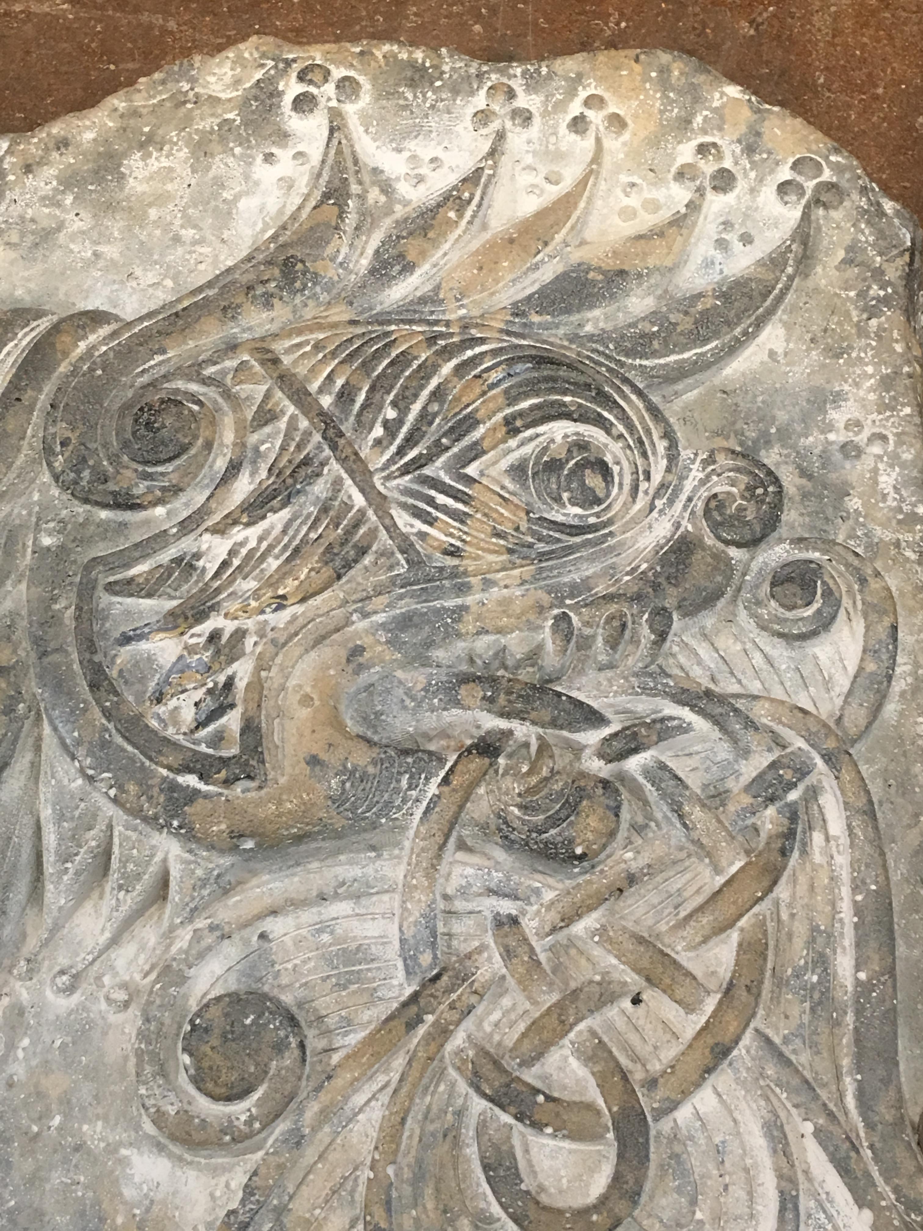 Eine wunderbare Wandtafel aus gegossener Keramik, die ein keltisches Fabelwesen darstellt, von Jim Meredith Studios, Ende des 20. Jahrhunderts.

Die Plakette, die antiken Steinmetzarbeiten nachempfunden ist, zeigt die wilde Darstellung eines