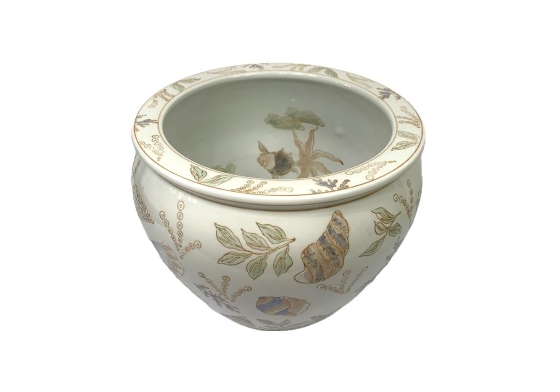 Eine große chinesische Keramik Schüssel Form Jardiniere mit einem nautischen Thema mit verschiedenen Muscheln, Korallen und Blätter. Die Innenausstattung mit ausgefallenen Schwanzfischen, Quallen und anderen nautischen Motiven.

Abmessungen: 12