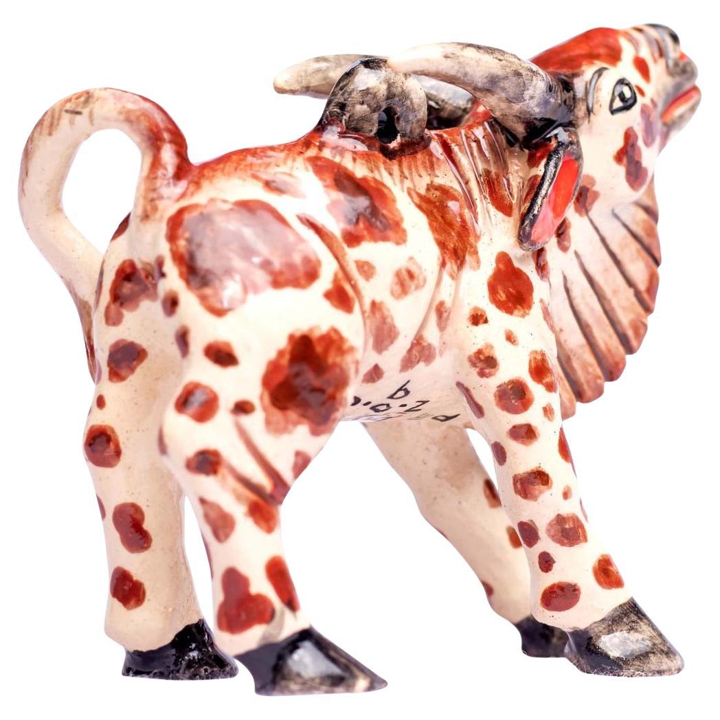Questo ornamento in ceramica Nguni, realizzato in Sudafrica da Zimele Ceramics, cattura l'essenza dell'amato bovino Nguni, un simbolo iconico della cultura dell'Africa meridionale. Scolpito a mano da Victor e dipinto con dettagli intricati da Mpilo,
