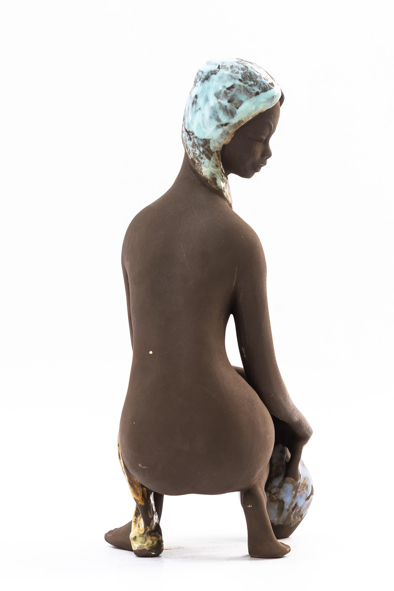 Escultura cerámica de mujer desnuda viena hacia los años 70 Pintado en venta