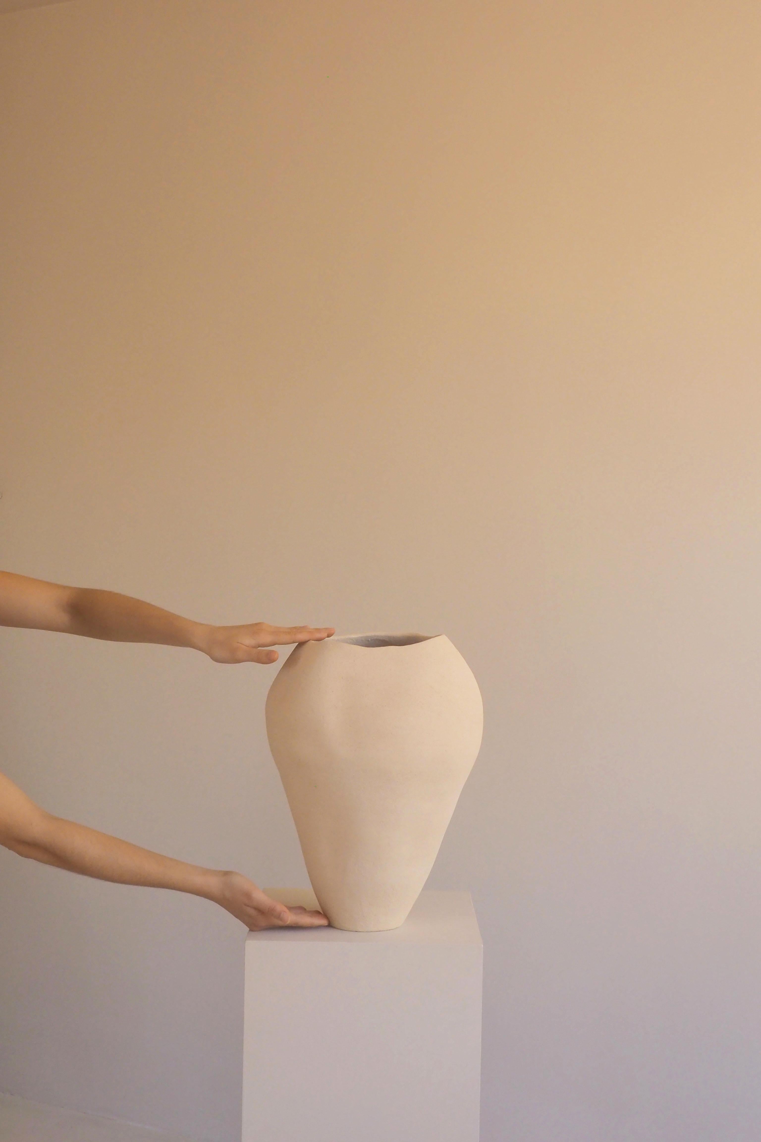 La nouvelle Collectional s'inspire de formes organiques et intemporelles, avec la terre comme matériau principal. C'est un hommage à nos origines et aux matériaux les plus primitifs. Chaque pièce de la collection est entièrement unique et présente