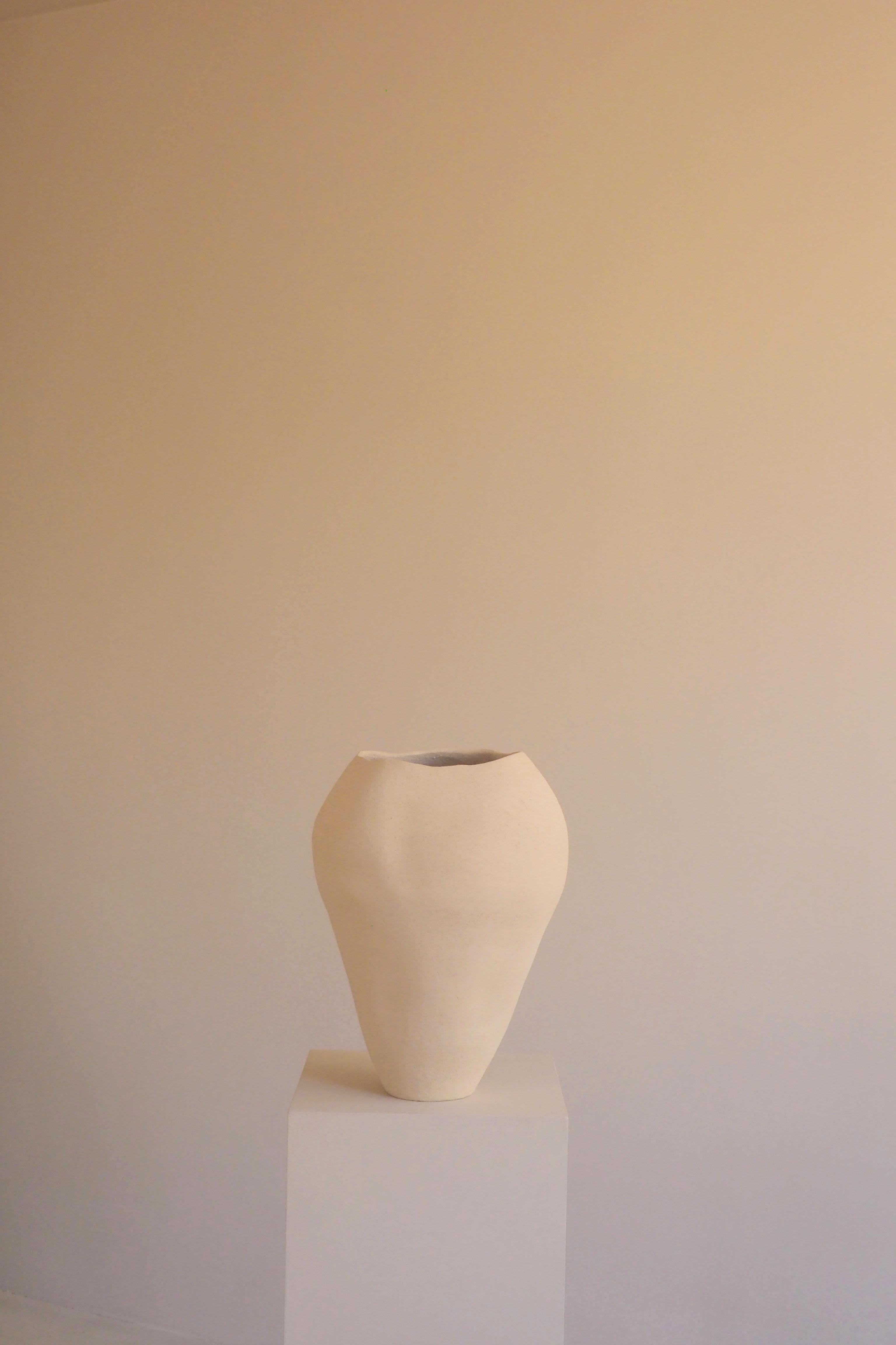 Fait main Vase blanc cassé de la collection Terra en vente