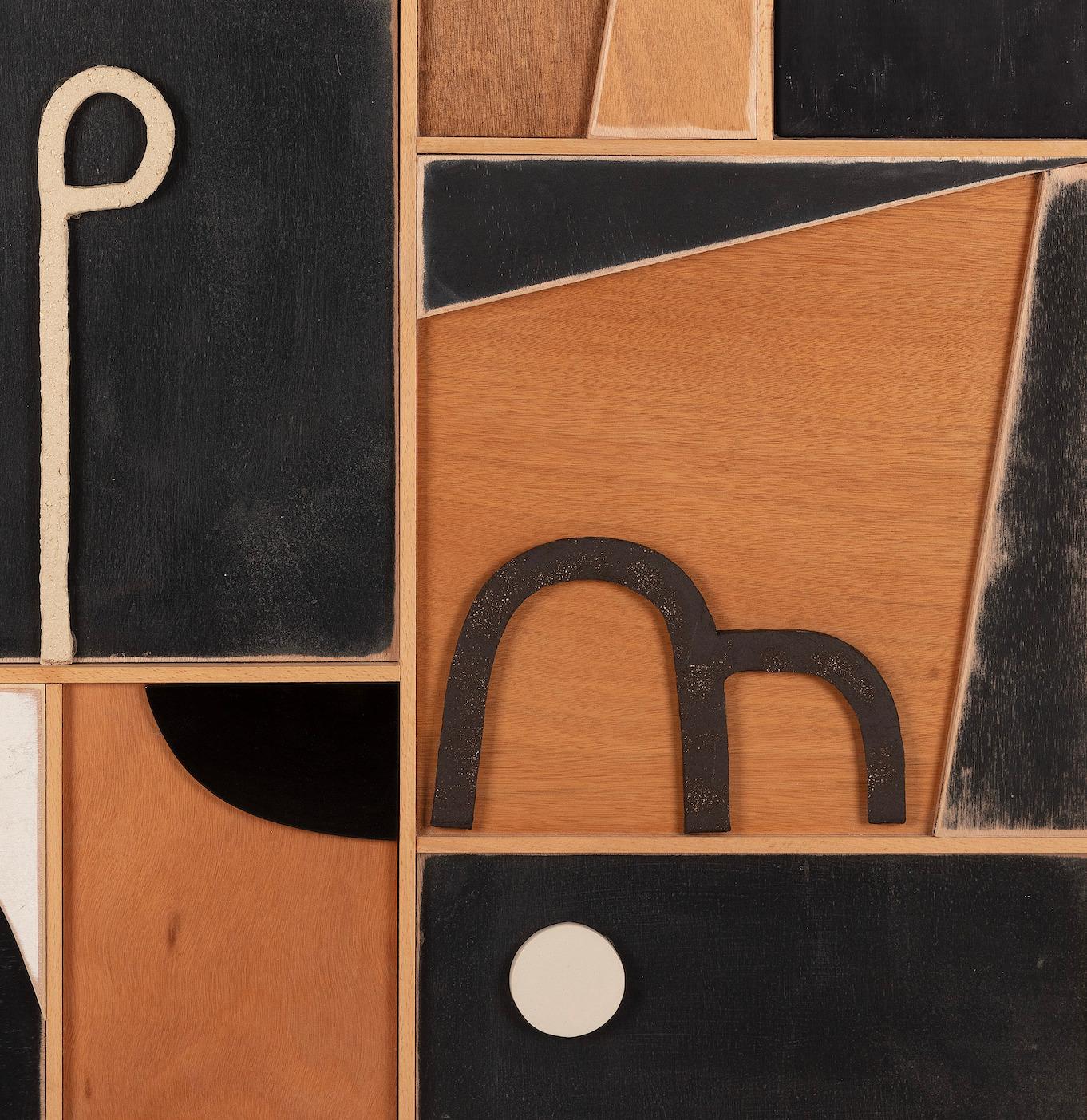 Relieve de cerámica sobre collage de madera #W223 de Natalie Rich-Fernandez, 2024 Español en venta
