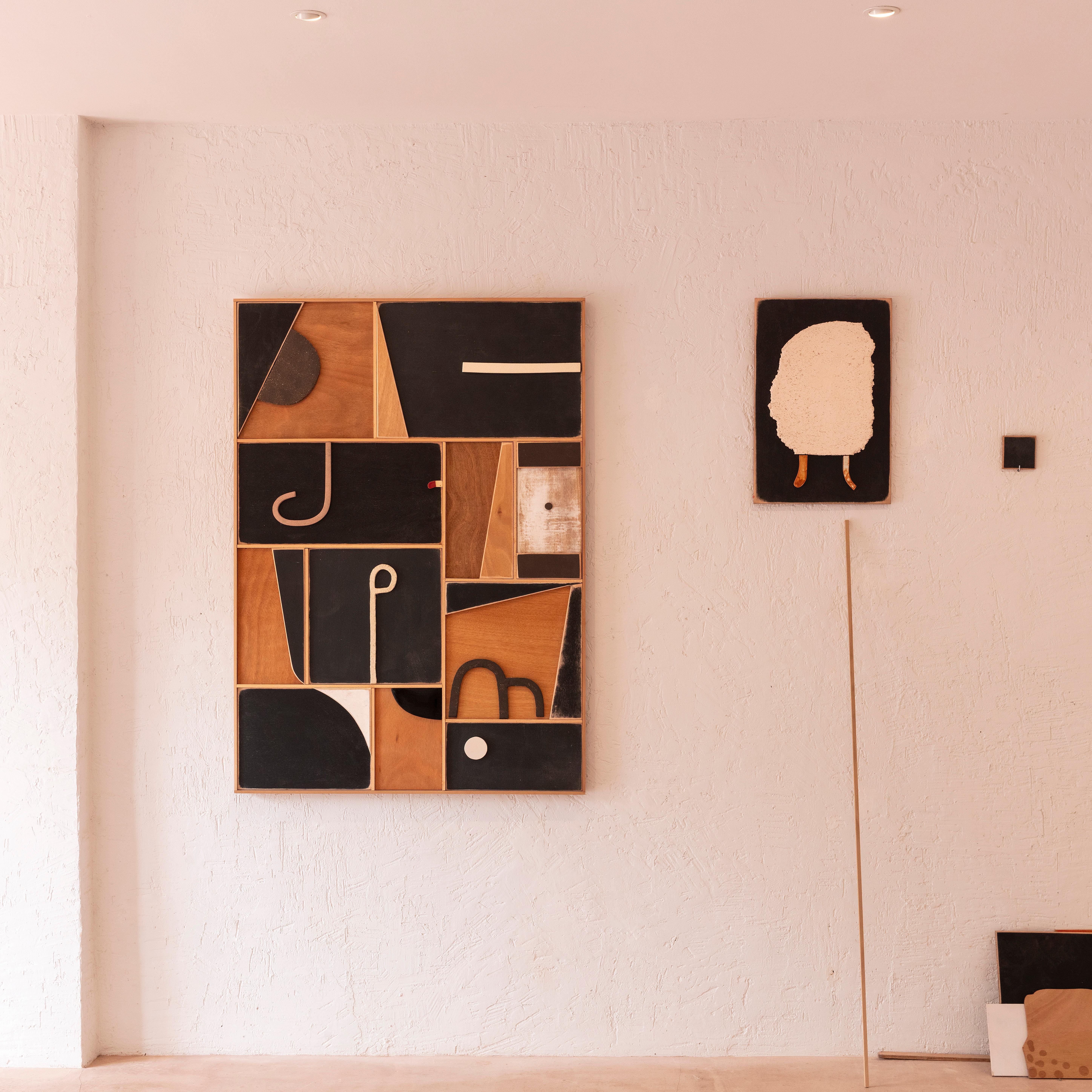 Relieve de cerámica sobre collage de madera #W223 de Natalie Rich-Fernandez, 2024 en venta 1