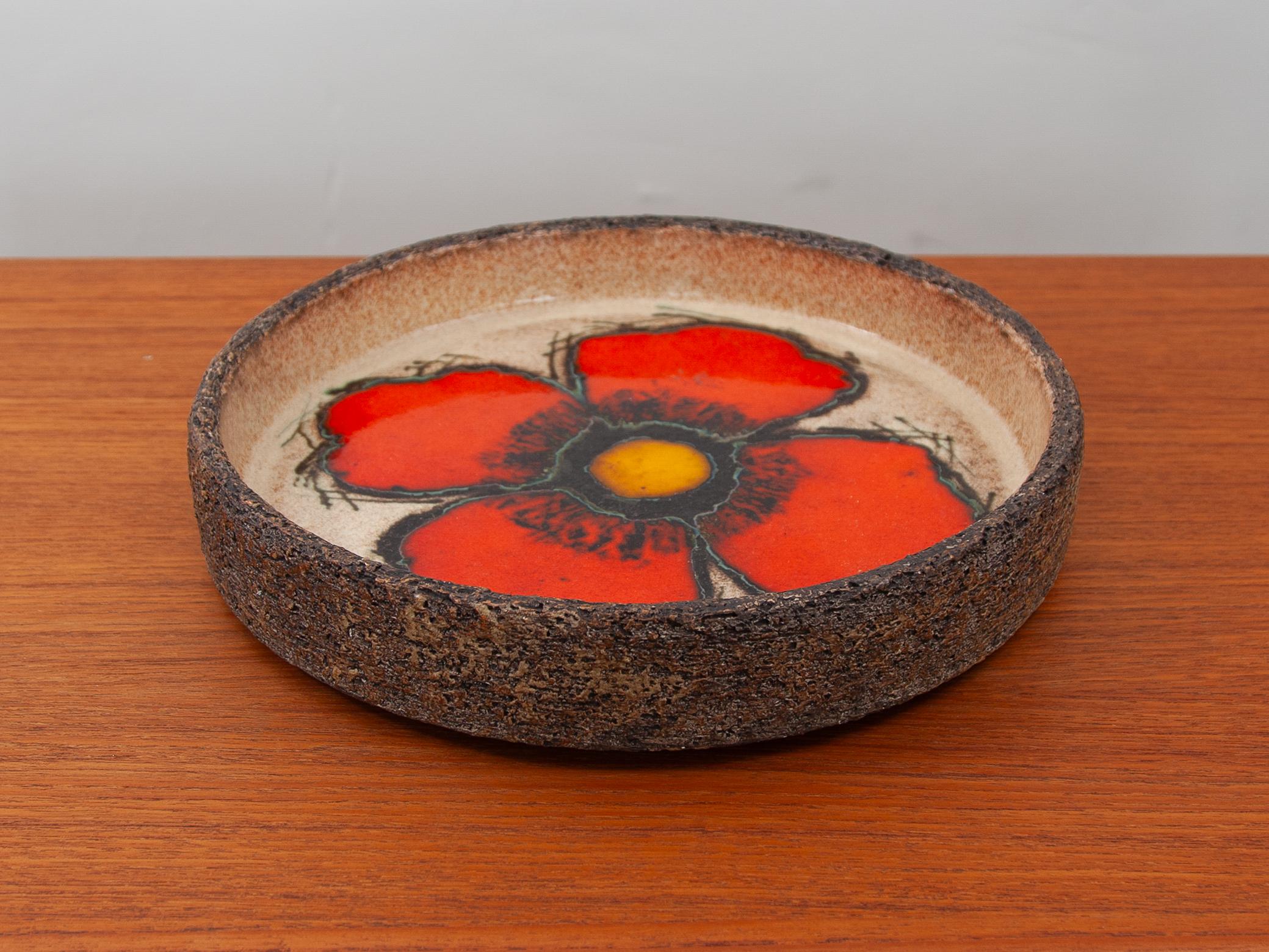 Jan Van Erpe è un artista della ceramica degli anni '60 e '70 con il suo In own workshop Studio, label Jan Van Erp, Una ciotola molto decorativa per i tuoi interni.