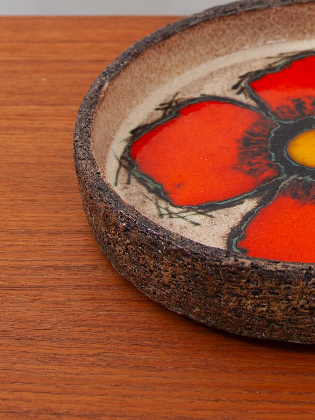 Smaltato Ciotola di fiori arancioni in ceramica disegnata negli anni '60 da Jan Van Erpe, Paesi Bassi in vendita