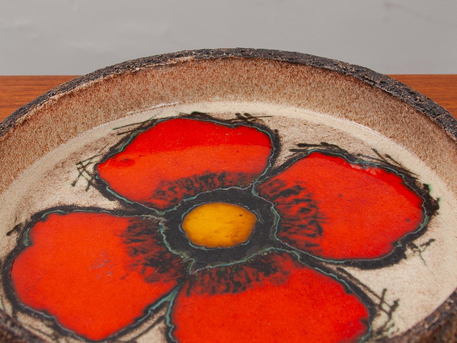 Metà XX secolo Ciotola di fiori arancioni in ceramica disegnata negli anni '60 da Jan Van Erpe, Paesi Bassi in vendita