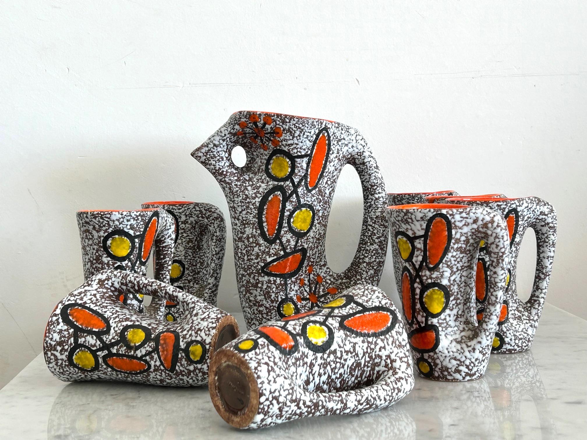 Orangeade-Set des Keramikers Dominique Marino aus der Werkstatt Le Vaucour in Vallauris, Südfrankreich, aus den 1960er Jahren. Abstrakte Muster auf der Außenseite, schöne leuchtend orangefarbene Emaille auf der Innenseite.
Französischer