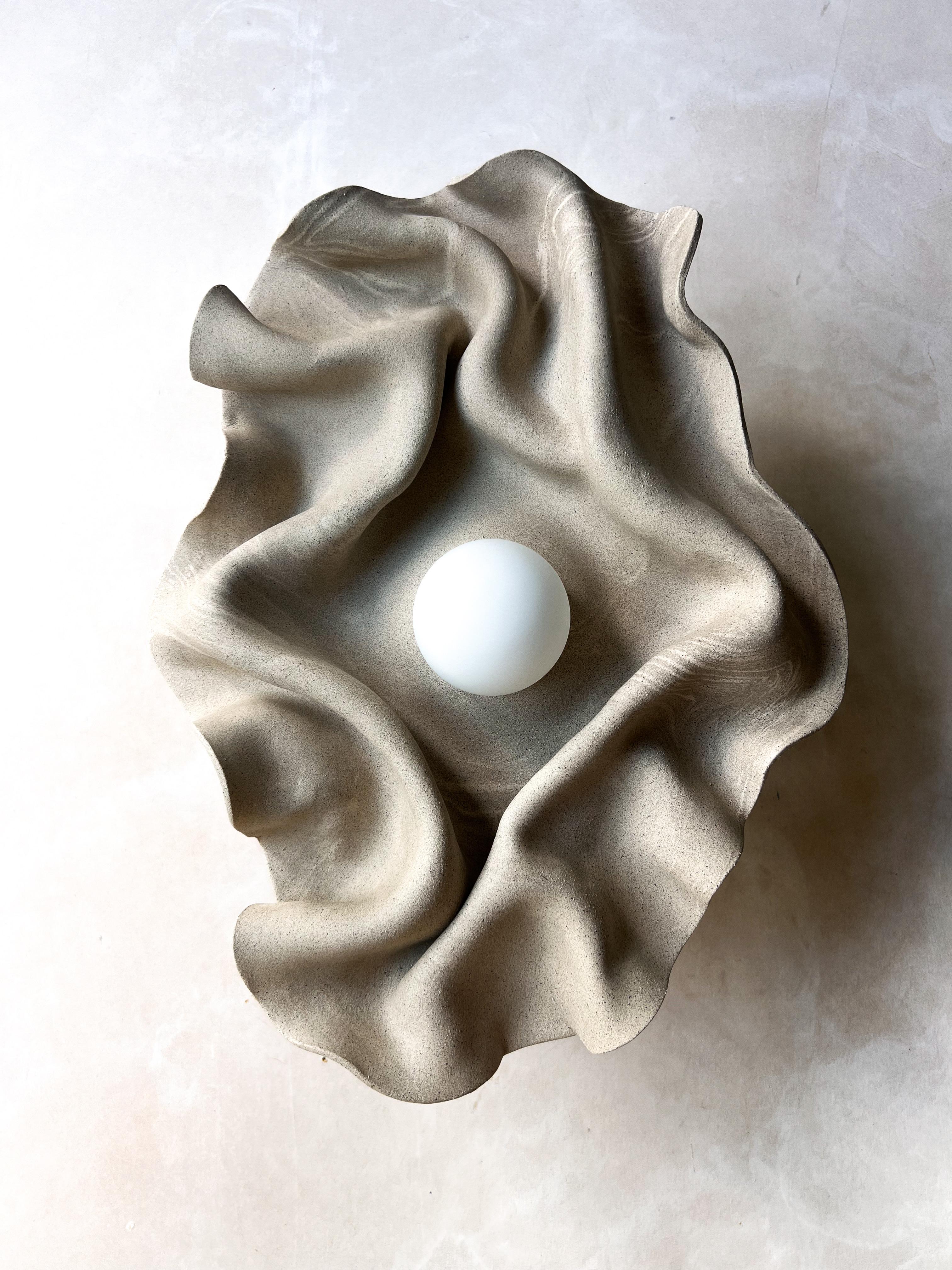 Applique in ceramica costruita a mano con drappeggio/piegatura  argilla in gres marmorizzato, che ricorda il mondo naturale.
Realizzati meticolosamente dall'artista, la natura della tecnica utilizzata per modellare l'argilla aggiunge un tocco di