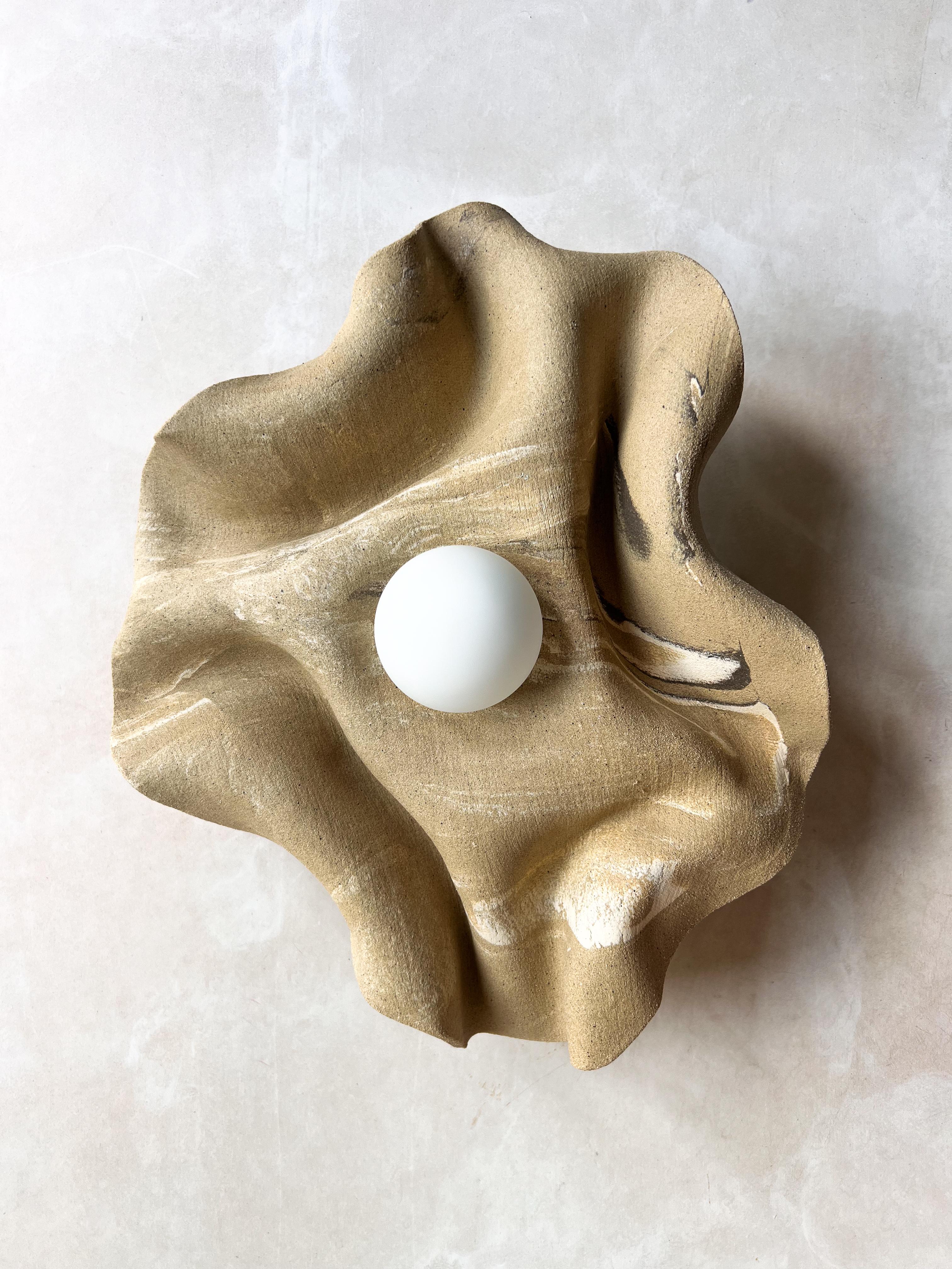 Keramisch organisch  Moderne skulpturale Wandleuchter (Organische Moderne) im Angebot