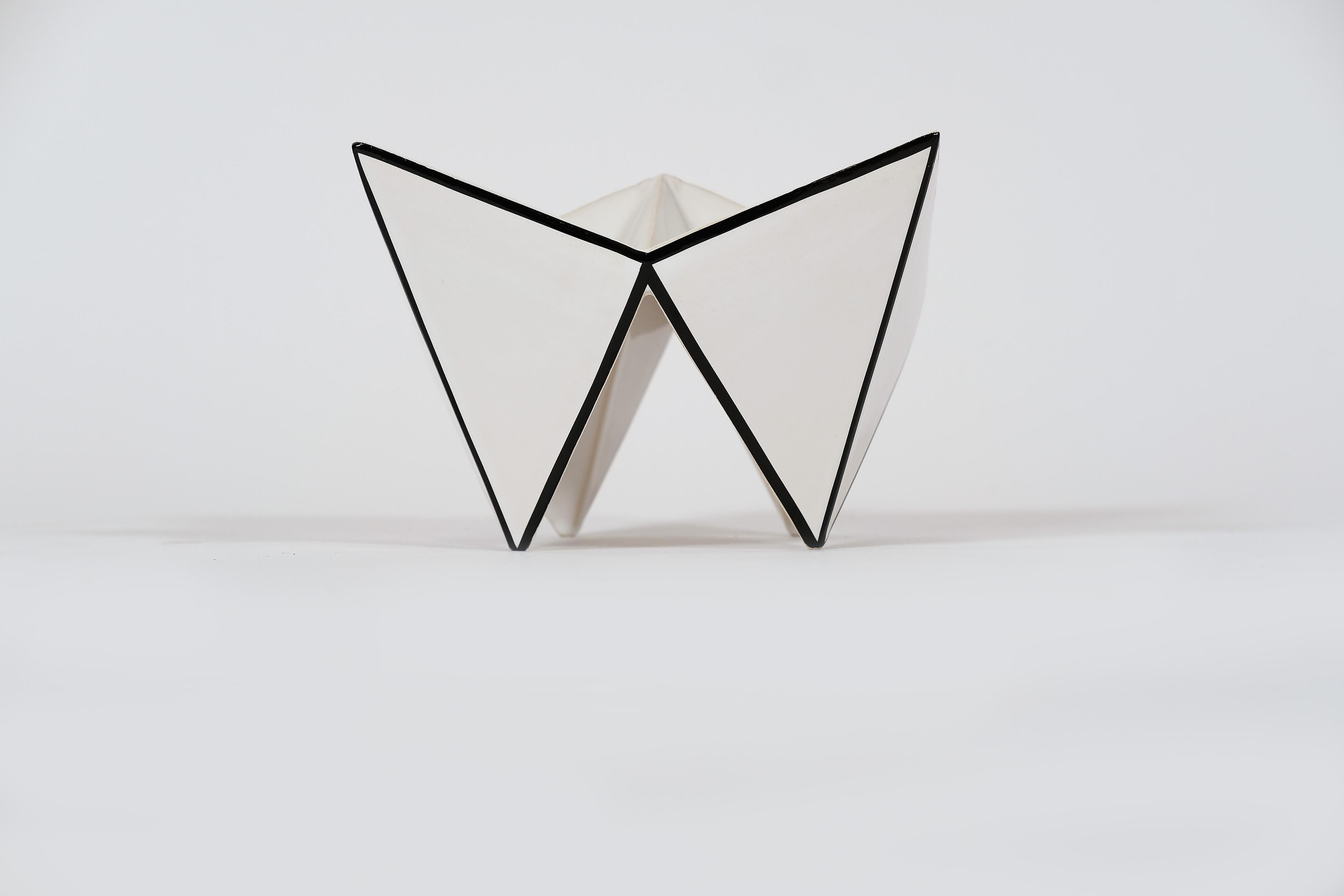 Keramikvase „Origami“ von Tschechischen Künstlern bei Kubista (Moderne) im Angebot