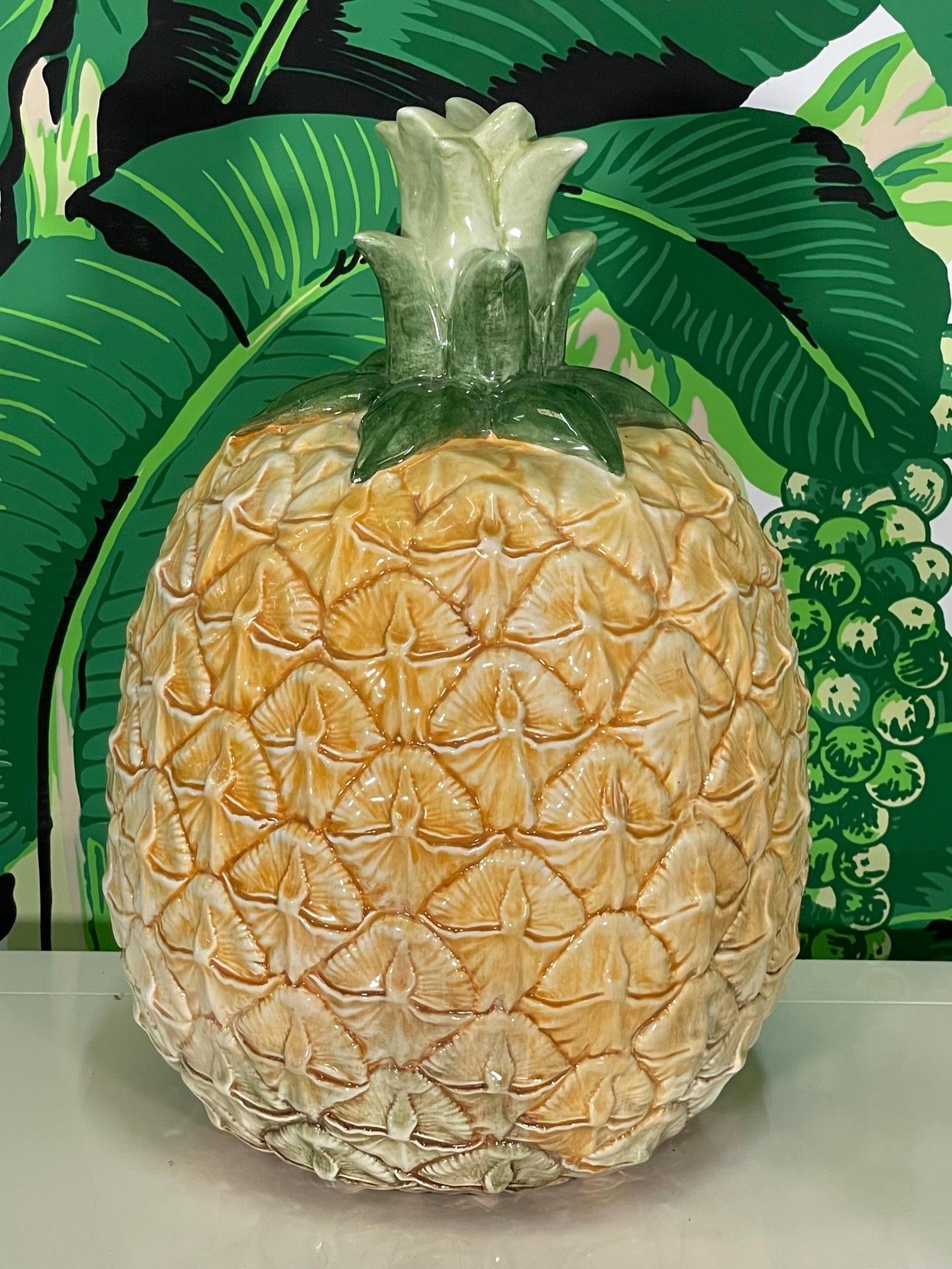 Le grand ananas en céramique peut être utilisé comme centre de table ou comme objet décoratif à exposer. Peint à la main et fini avec une glaçure brillante. Bon état avec seulement des imperfections mineures correspondant à l'âge (voir photos).
Pour