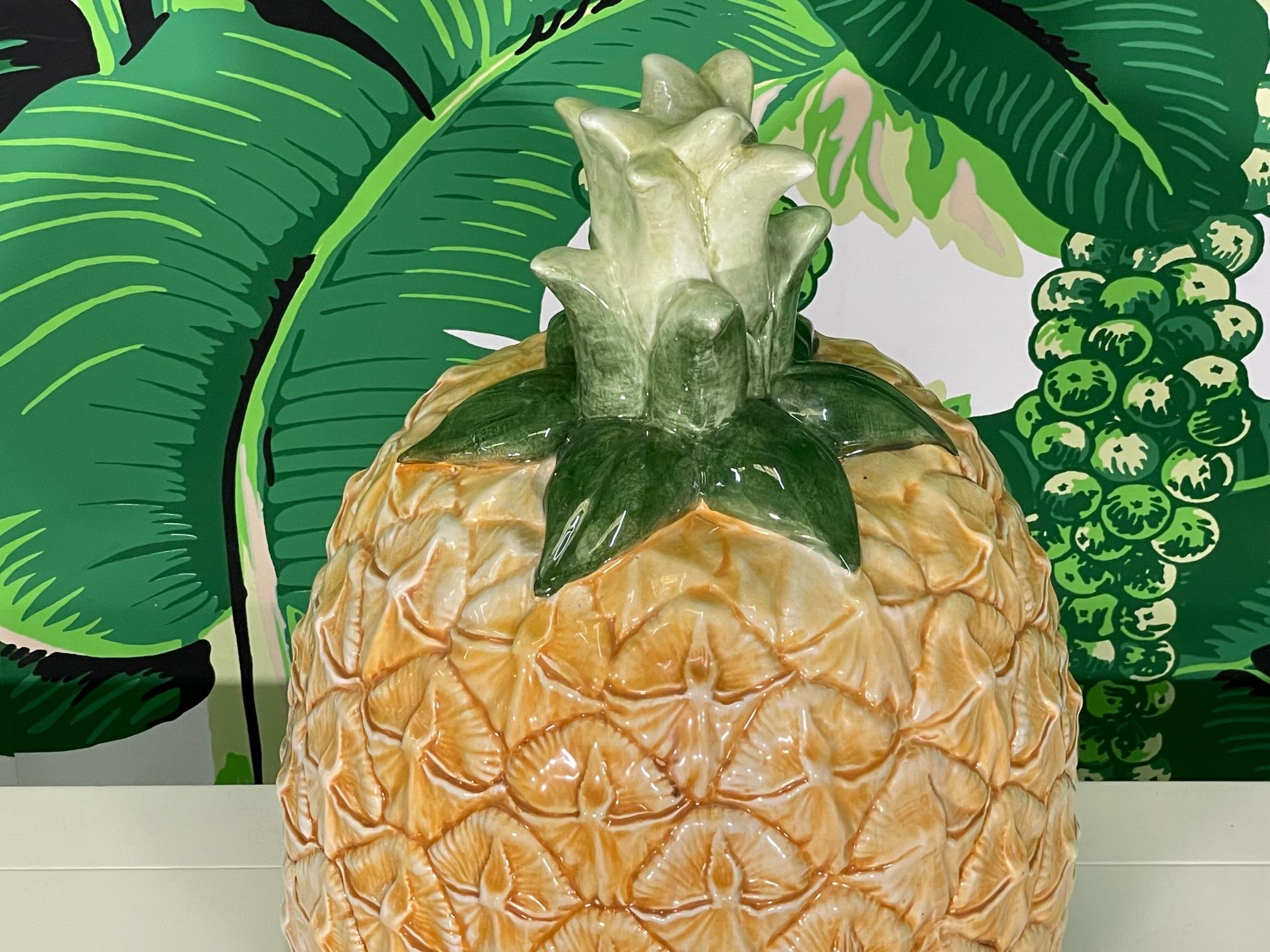 Hollywood Regency Centre de table ananas surdimensionné en céramique en vente