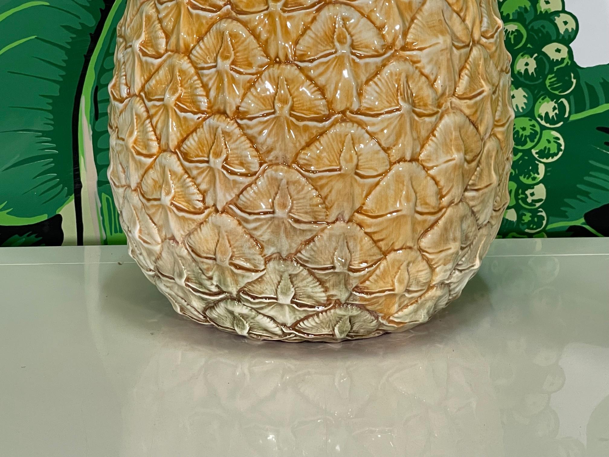 Centre de table ananas surdimensionné en céramique Bon état - En vente à Jacksonville, FL