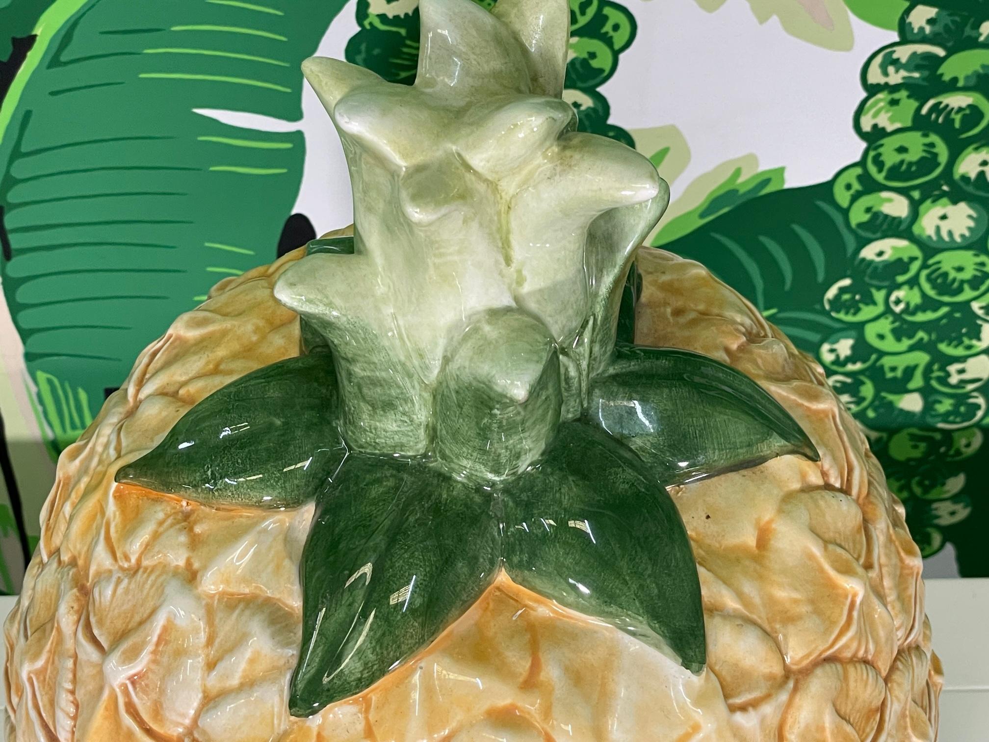 20ième siècle Centre de table ananas surdimensionné en céramique en vente