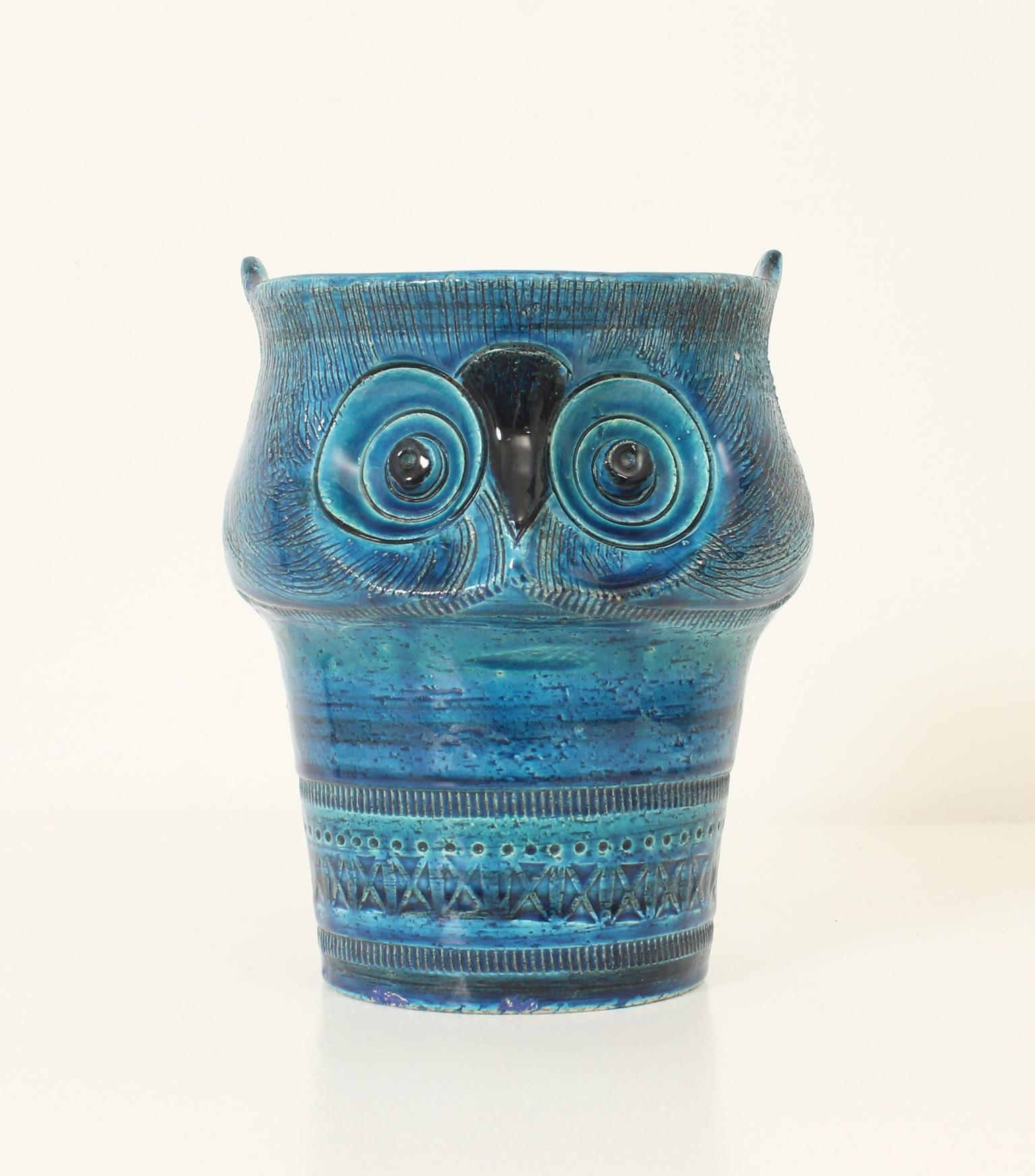 Hibou en céramique réalisé par Aldo Londi dans le cadre de la collection Blue Rimini pour Bitossi, Italie, années 1960. Céramique émaillée bleu et turquoise avec motif géométrique sculpté.