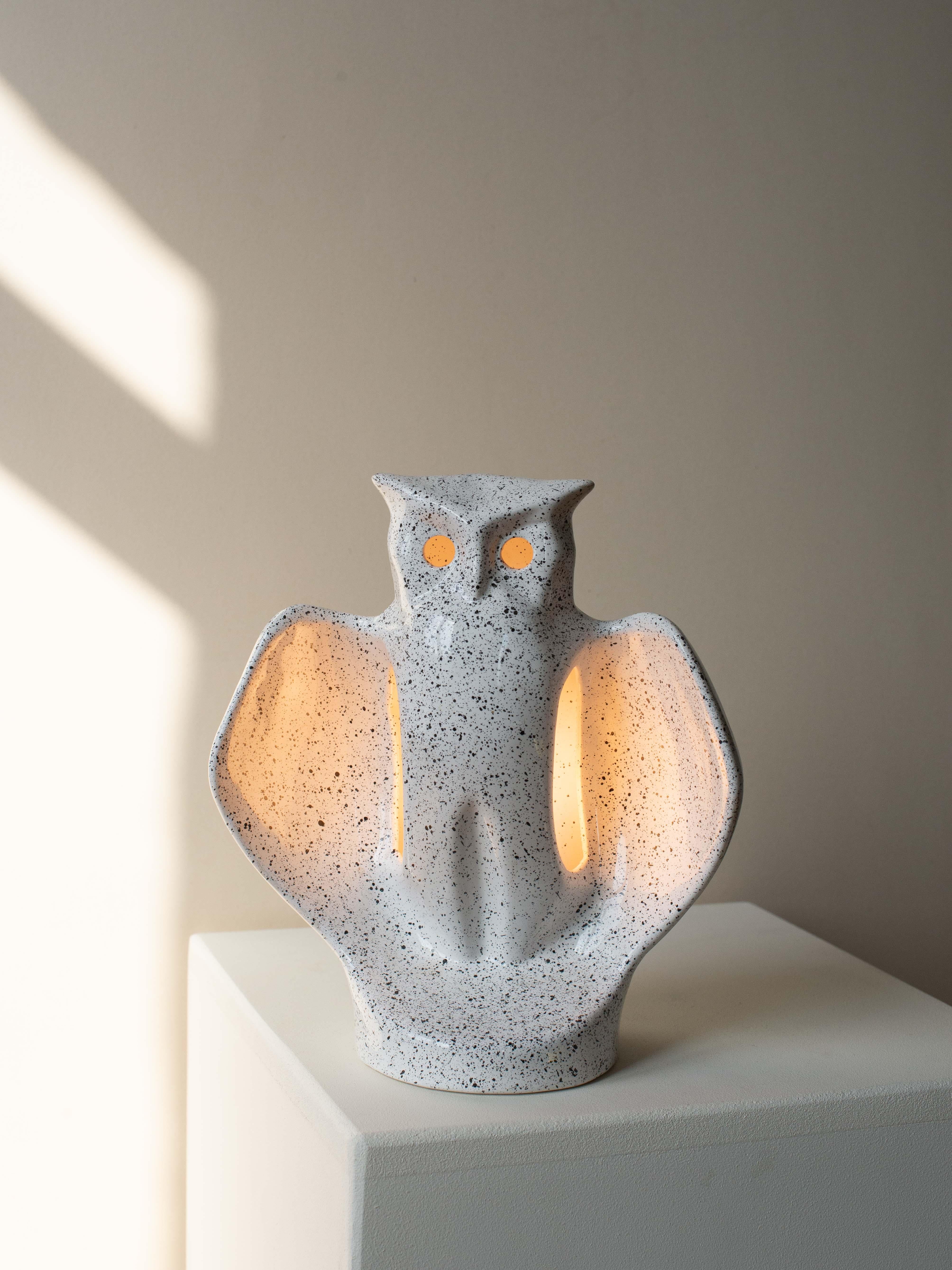 Keramische Eule Lampe, Zoomorphic Mitte des Jahrhunderts Modern, CIRCA 1970.

Ein großartiges Stück zoomorphes Mid-Century Modern Design aus den 1970er Jahren, das in Frankreich hergestellt wurde. 

Diese Lampe hat eine glänzend weiße Oberfläche,