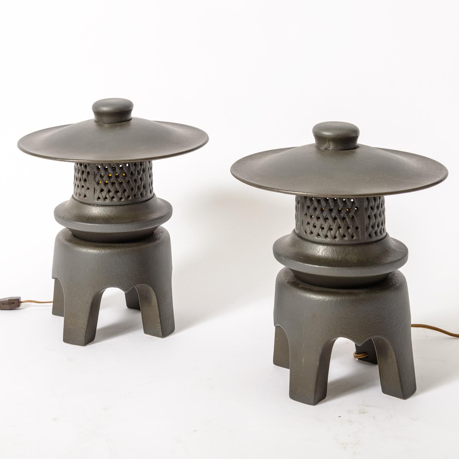Ein Paar Pagodenlampen aus Keramik aus der Mitte des Jahrhunderts
Winzig und stilvoll