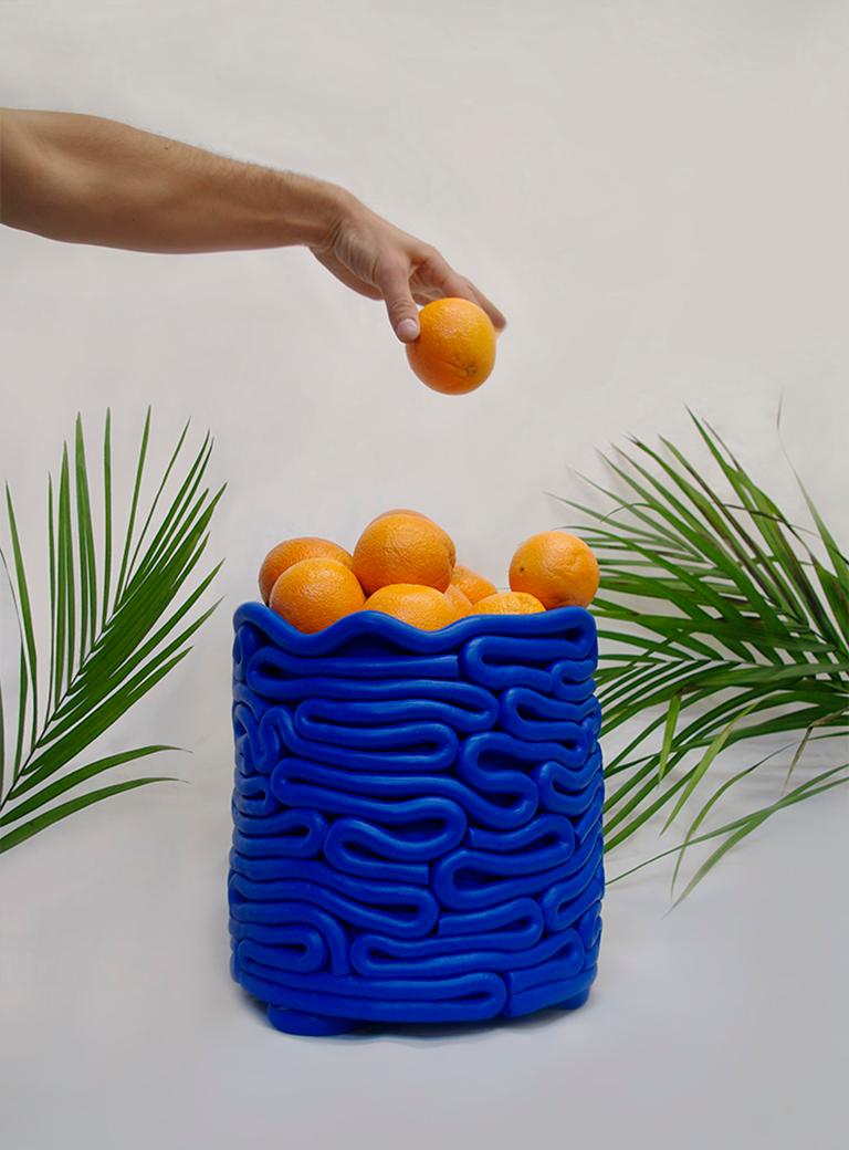 Questo pezzo è arrotolato e dipinto a mano. Possono essere realizzati fino a 30 pollici e dipinti in qualsiasi colore. I pezzi sono raffigurati in blu elettrico.