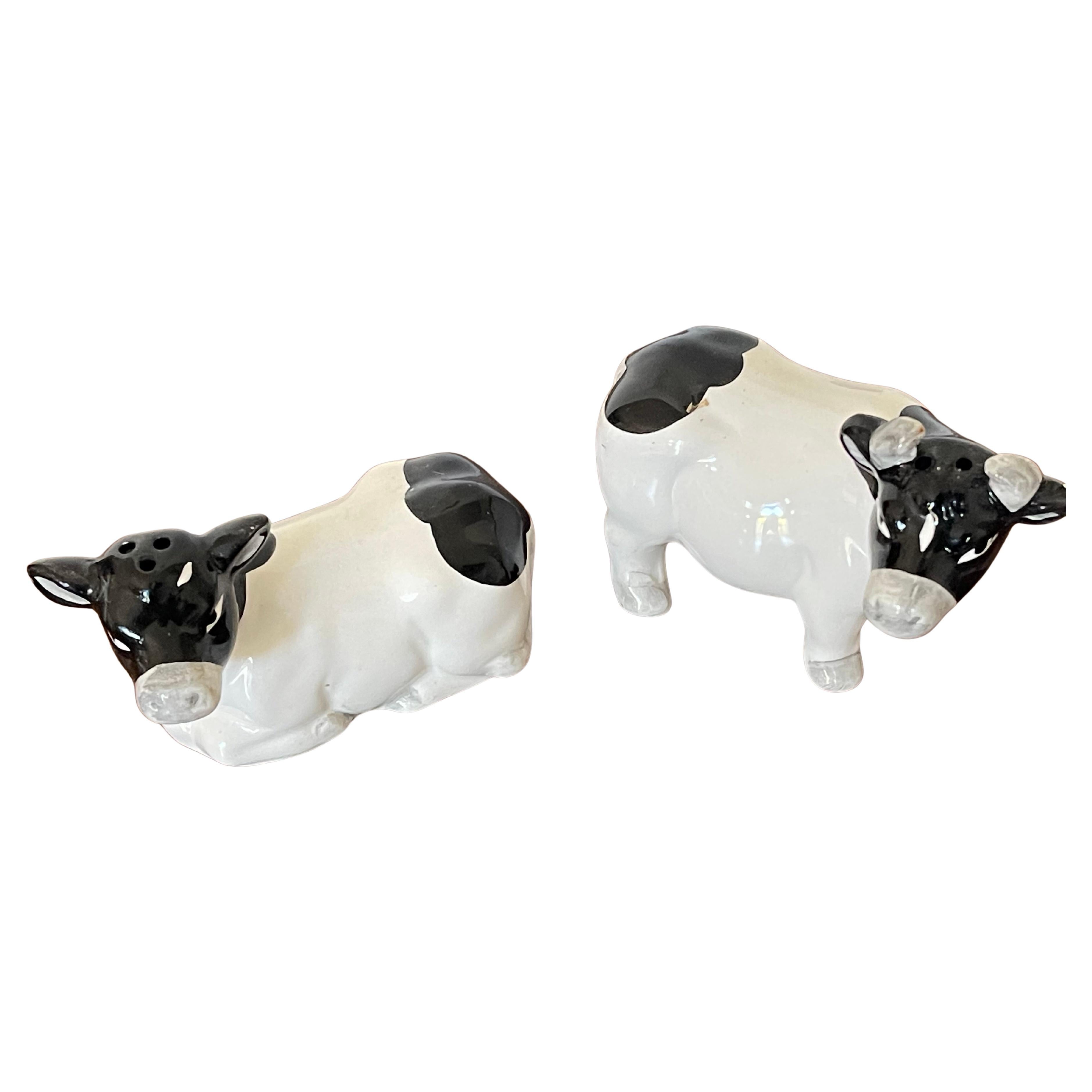 Ceramic Pair Salt and Pepper Shakers Cows Figurine en venta
