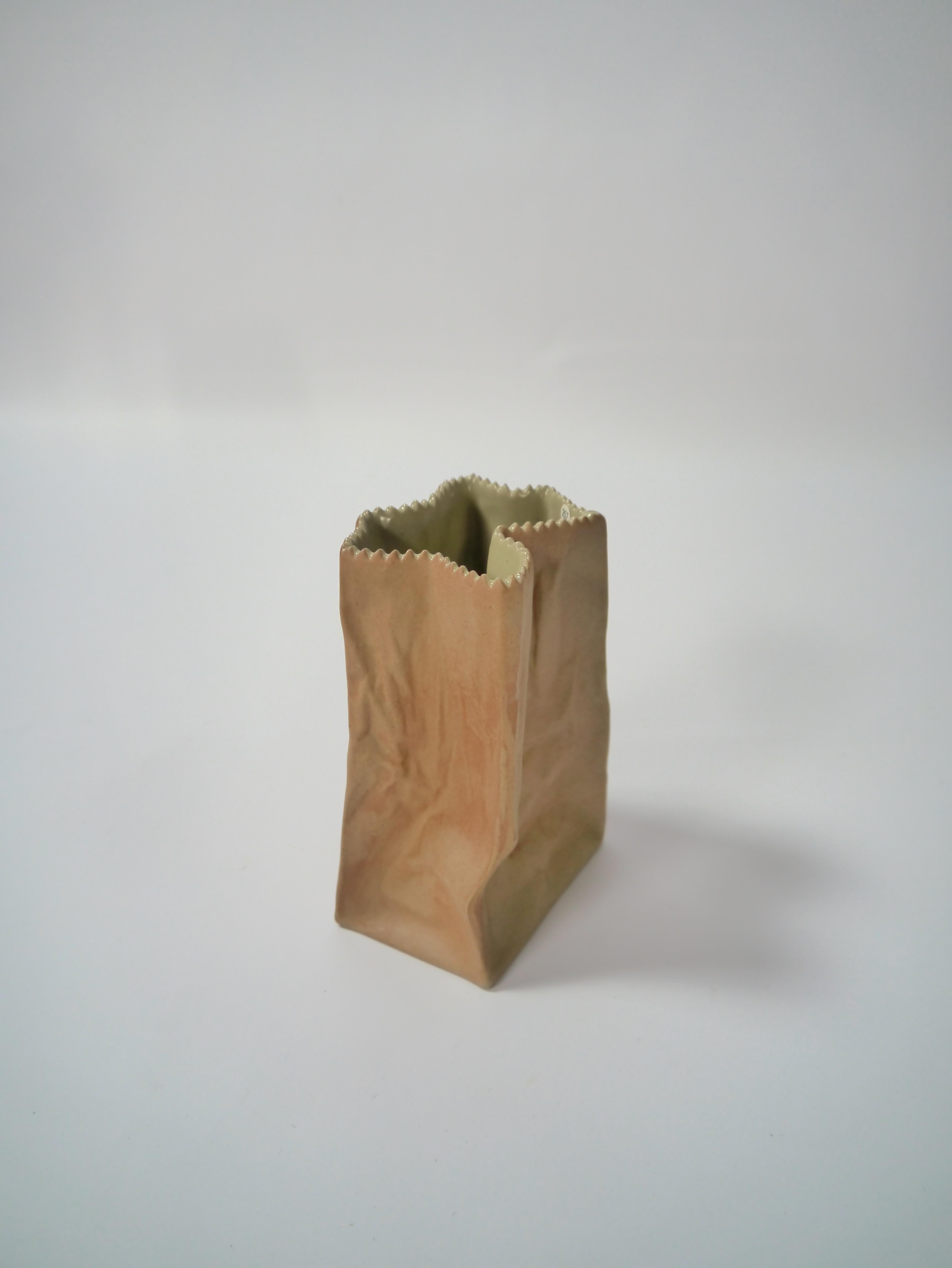 Tapio Wirkkalas vase sac en papier en céramique de couleur brun kraft. Édition originale des années 1970.