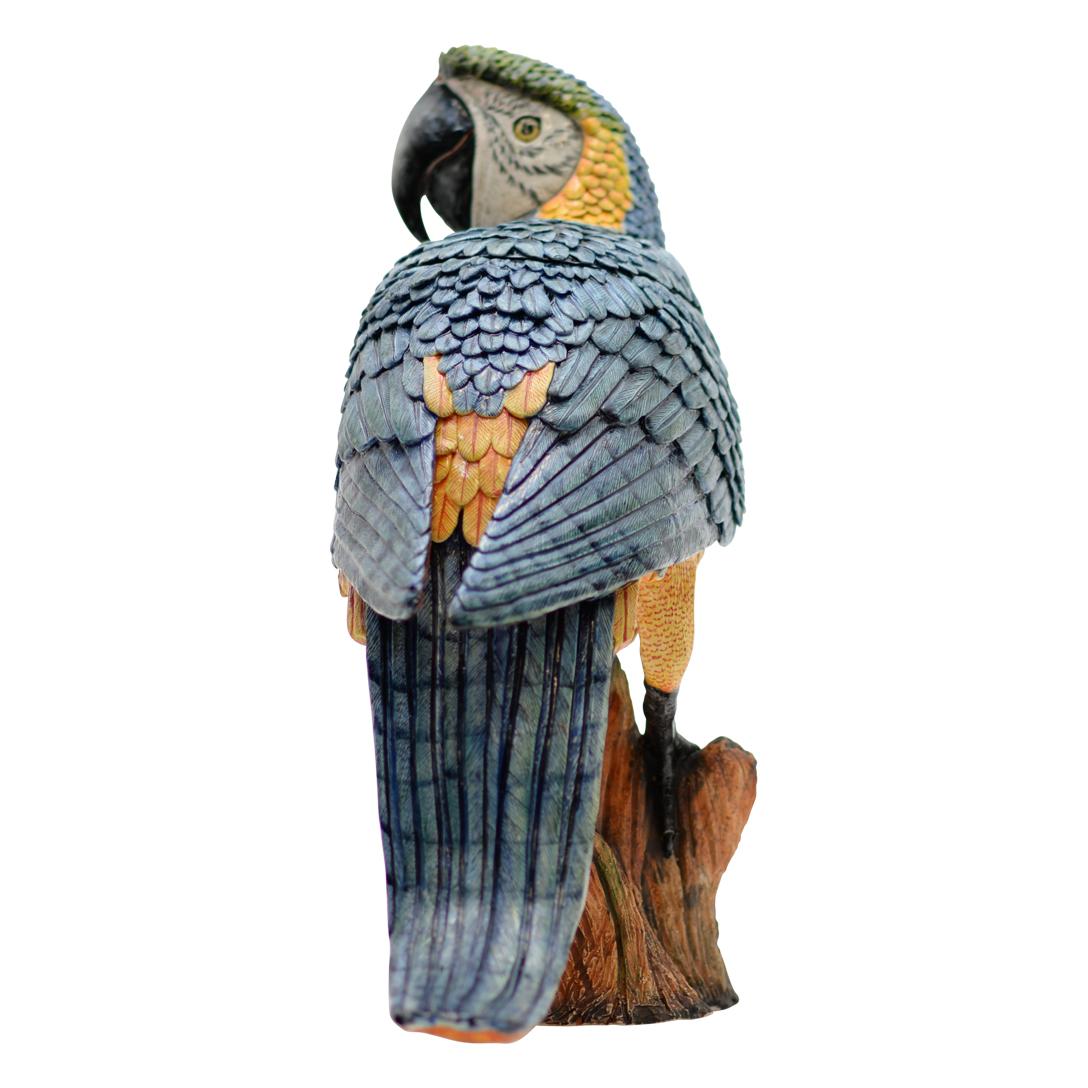 
Wir stellen Ihnen die exquisite Keramik-Papageienterrine vor, ein Meisterwerk, das von den geschickten Händen von Senzo Duma Ceramics im Herzen Südafrikas hergestellt wird. Diese einzigartige Kreation dient nicht nur als funktionelles