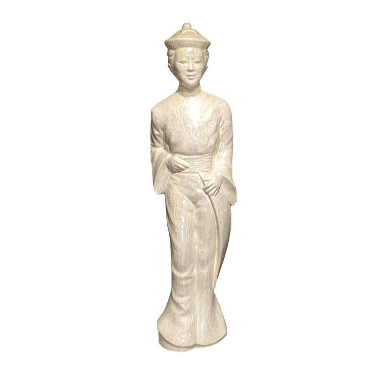 Coppia di statue in ceramica cineseria. Questo set donerà a una stanza l'atmosfera grandiosa e millenaria che merita. Creata in ceramica, ogni statua è dipinta con uno smalto perlato color crema. L'uomo in questo set indossa un abito tradizionale e