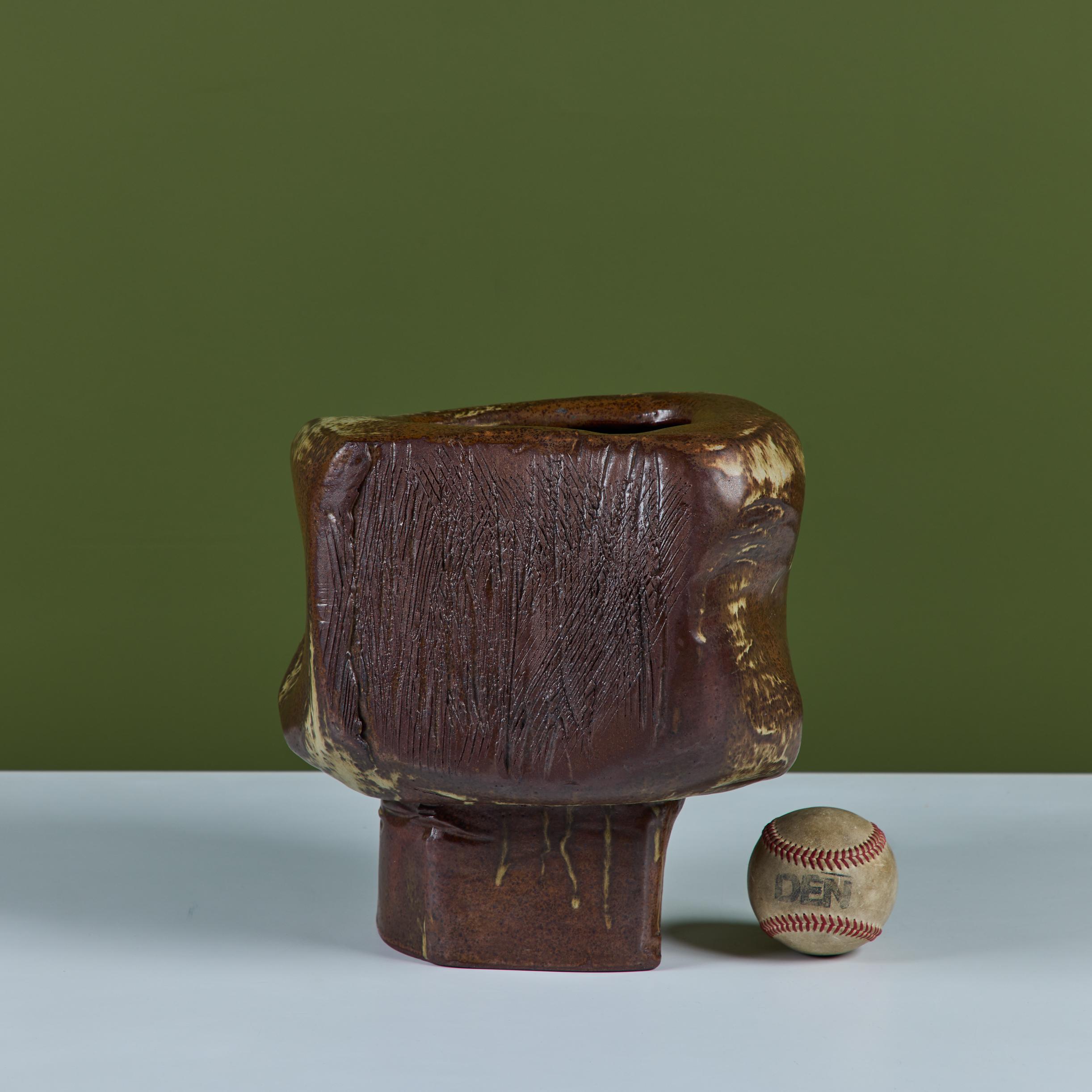 Organico moderno Vaso Ikebana con base a piedistallo in ceramica in vendita