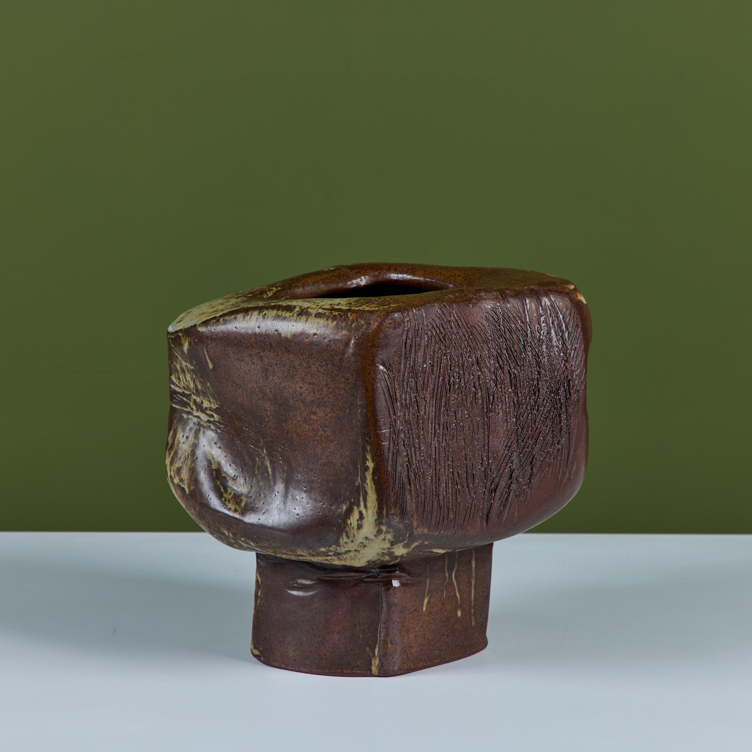Smaltato Vaso Ikebana con base a piedistallo in ceramica in vendita
