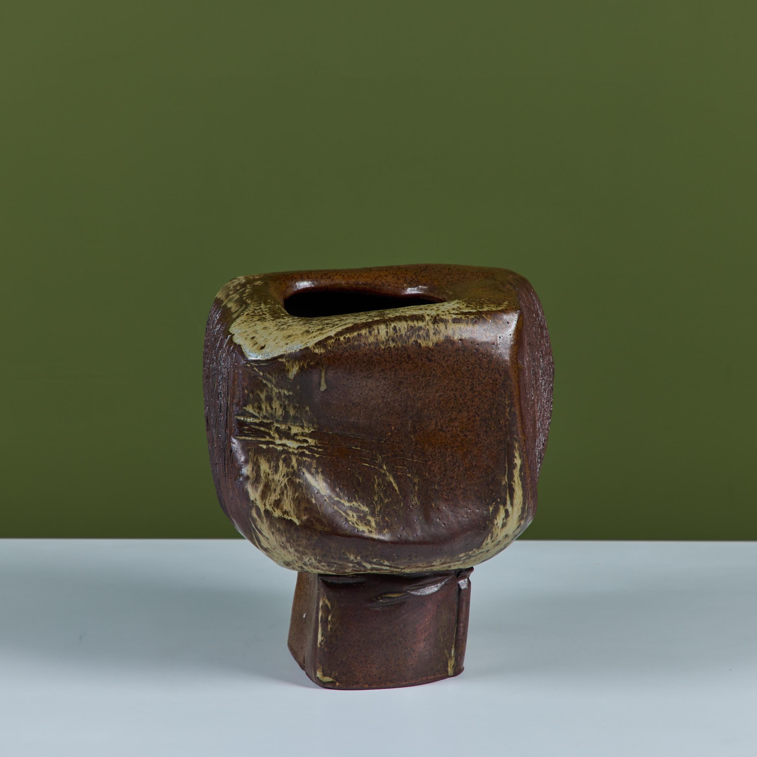 Vaso Ikebana con base a piedistallo in ceramica In condizioni buone in vendita a Los Angeles, CA