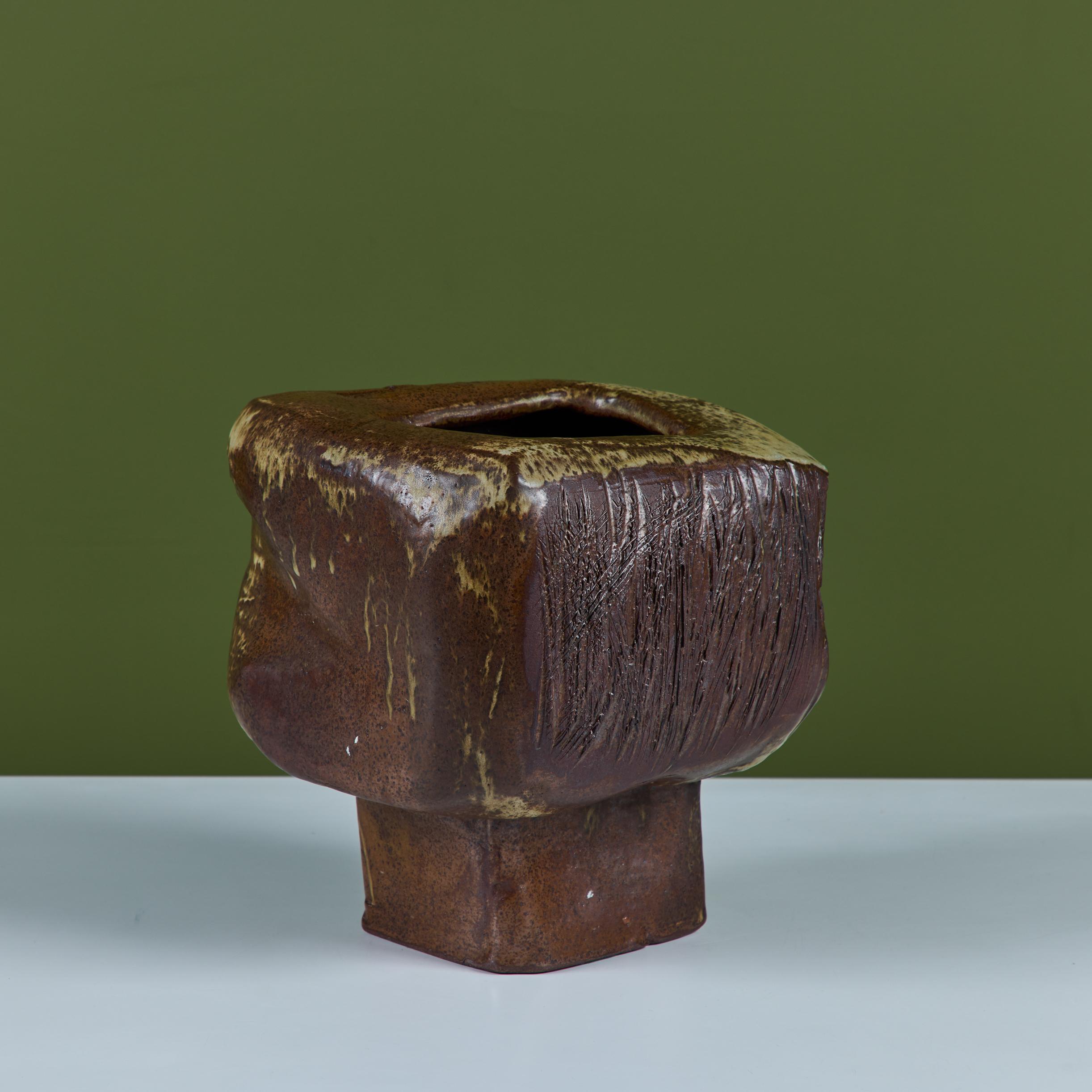 Ceramica Vaso Ikebana con base a piedistallo in ceramica in vendita