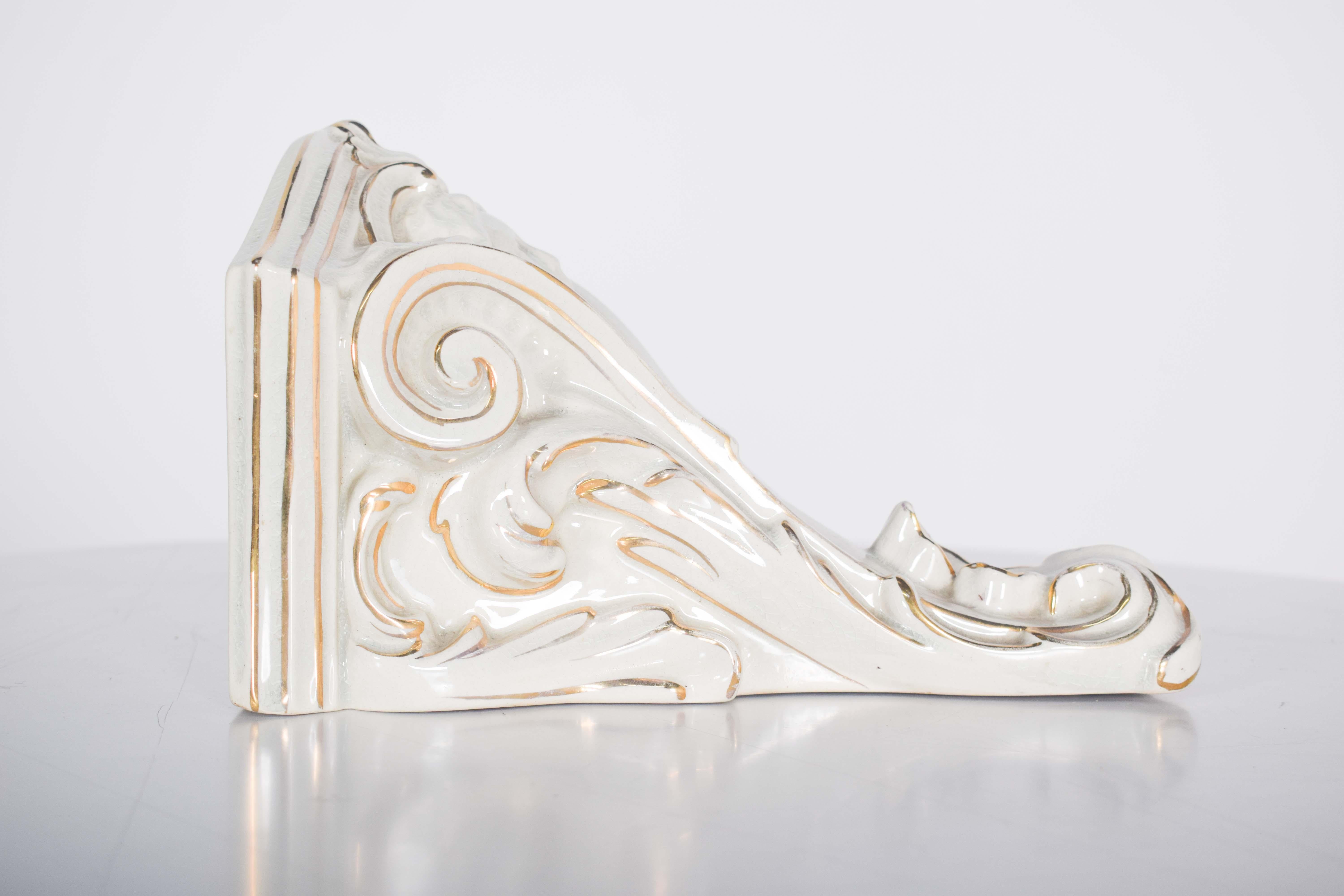 Mid-Century moderno Piedistallo in ceramica decorato in oro e bianco in vendita