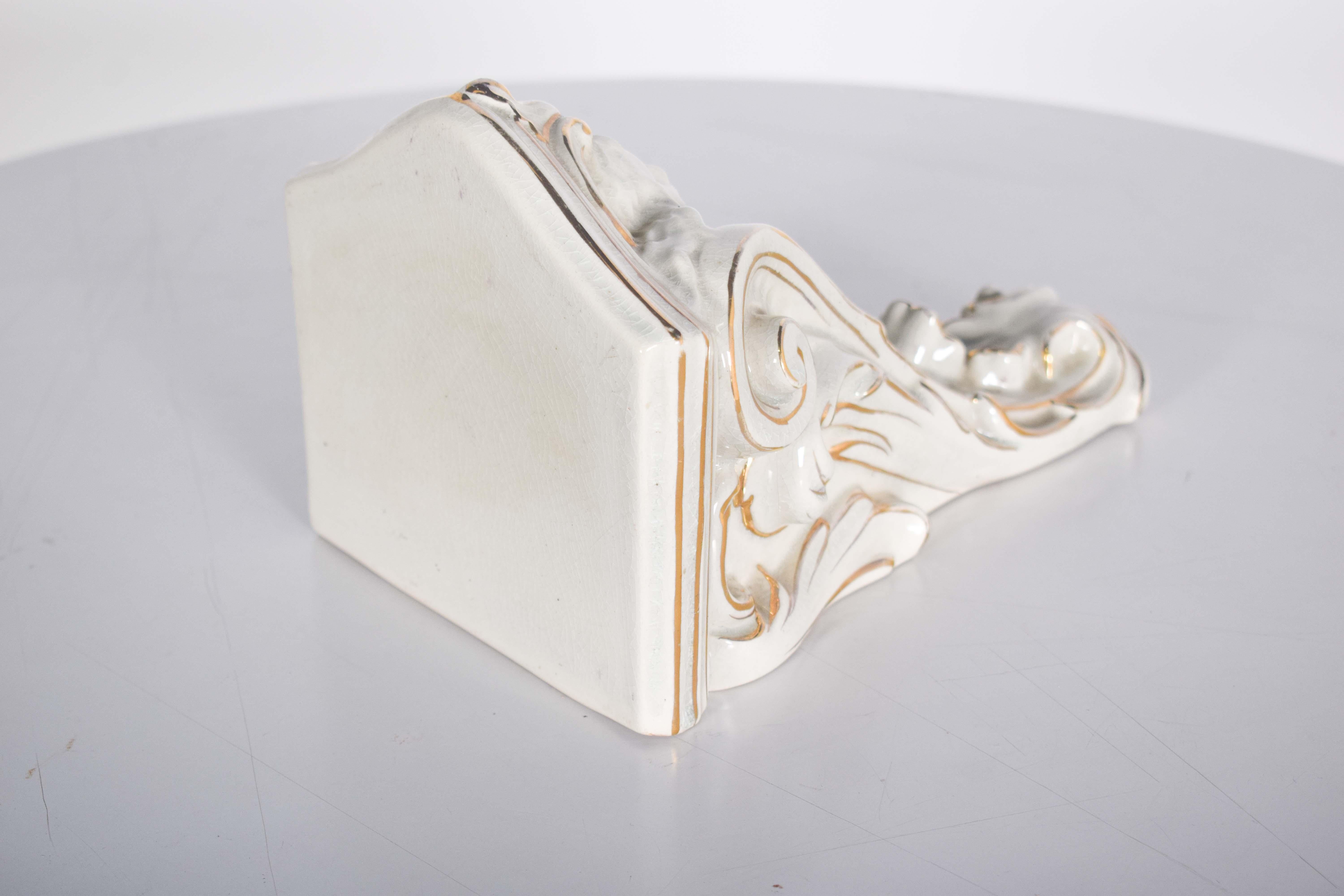 Portoghese Piedistallo in ceramica decorato in oro e bianco in vendita