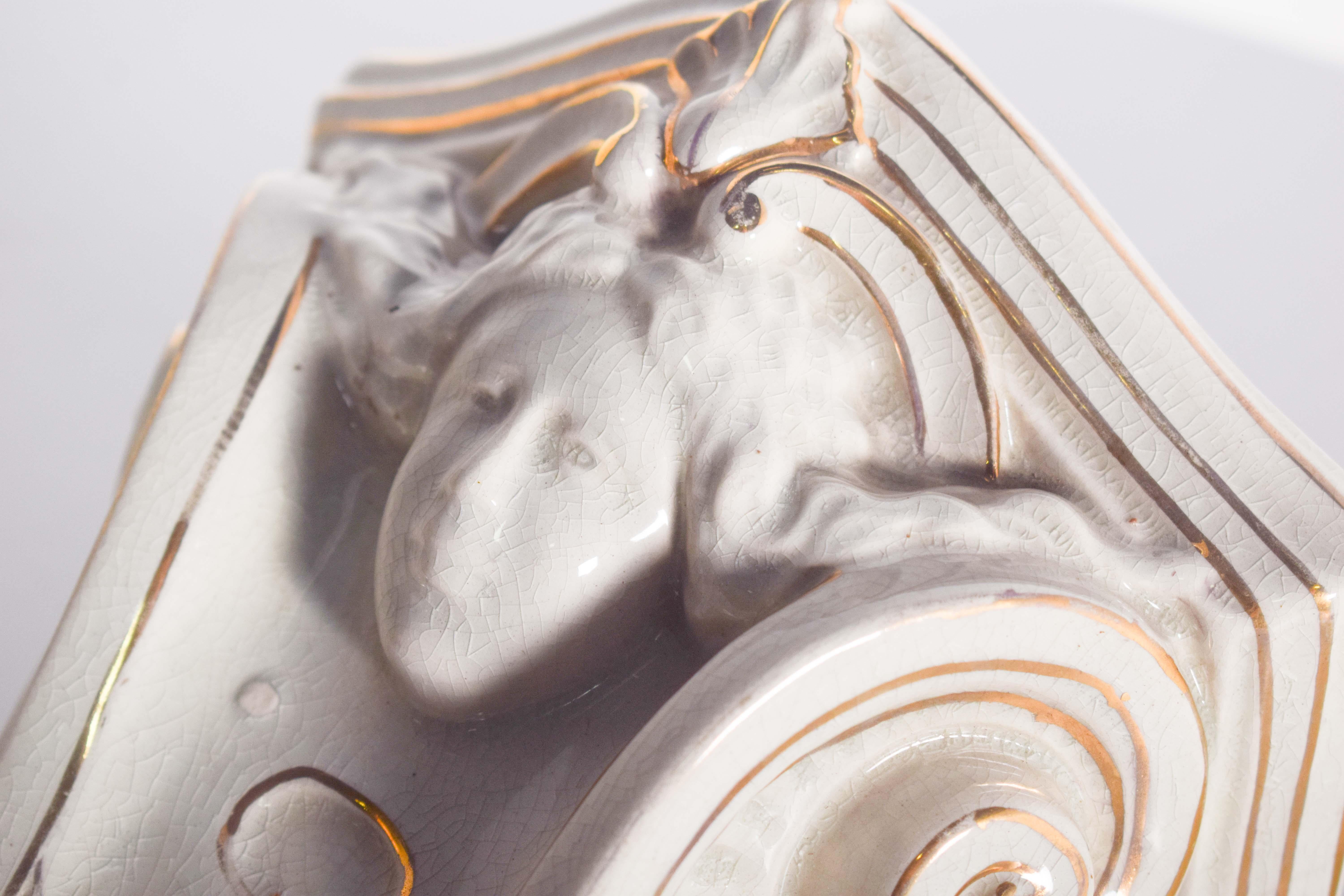 XX secolo Piedistallo in ceramica decorato in oro e bianco in vendita