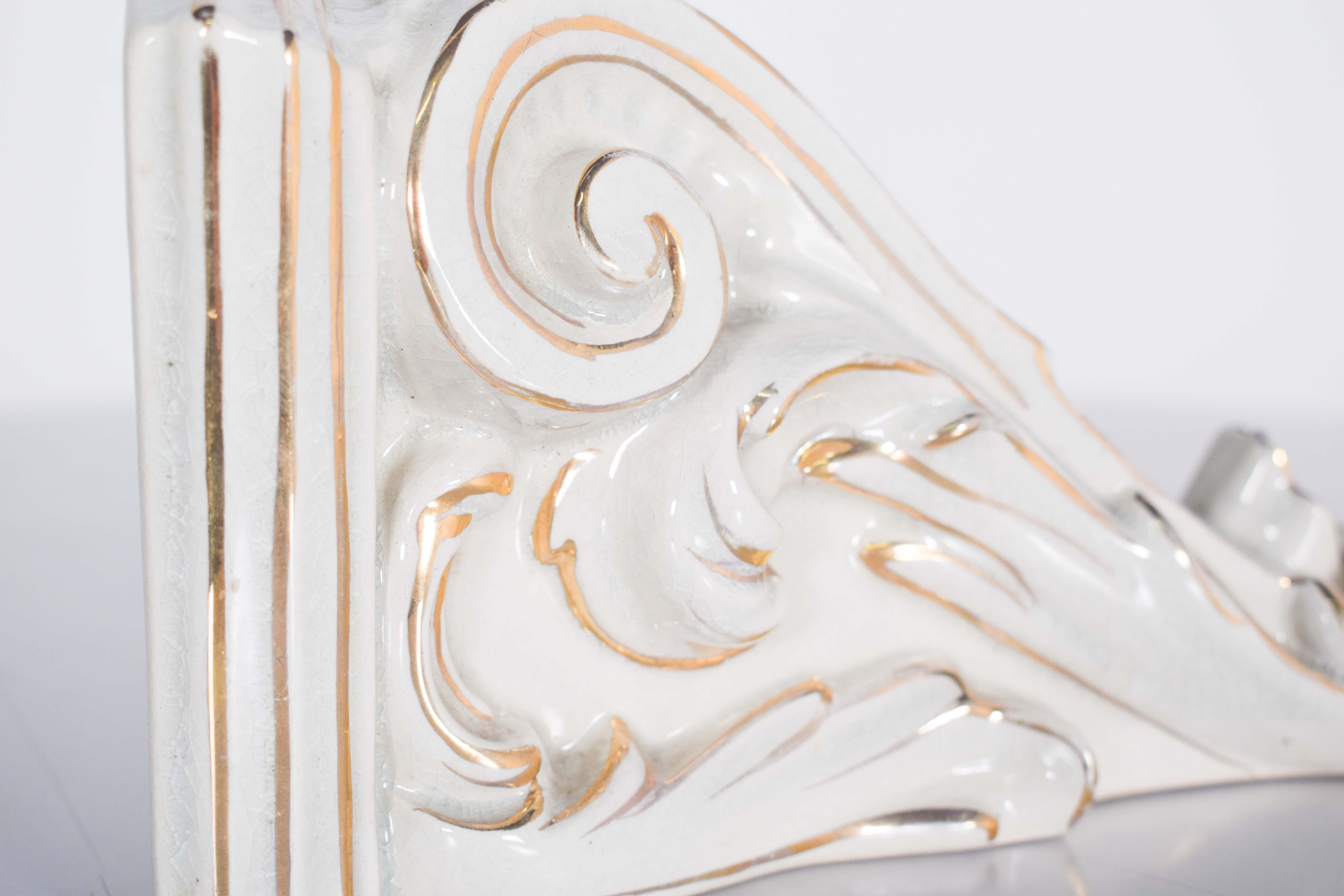 Ceramica Piedistallo in ceramica decorato in oro e bianco in vendita