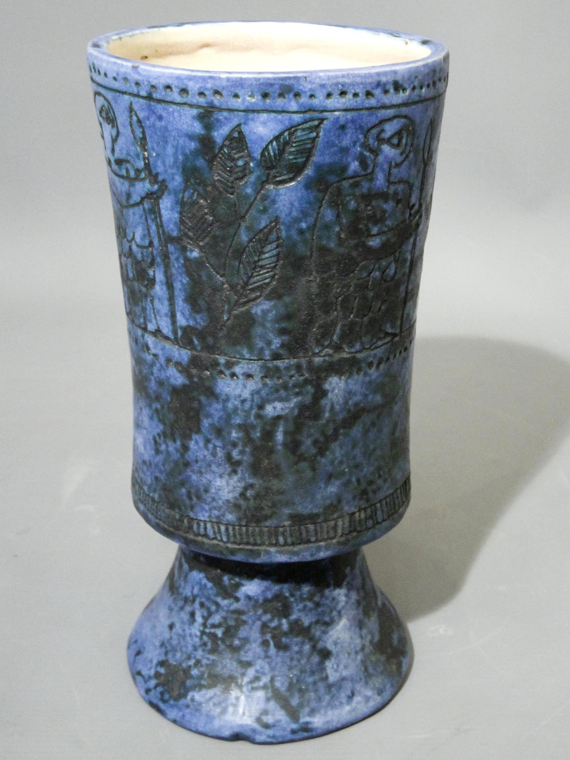 Vase à piédestal en céramique à décor incisé de figures mythologiques et de feuillages sur fond d'émail bleu essuyé, patine noire par Jacques Blin, Paris, France, vers 1950. Signature incisée 