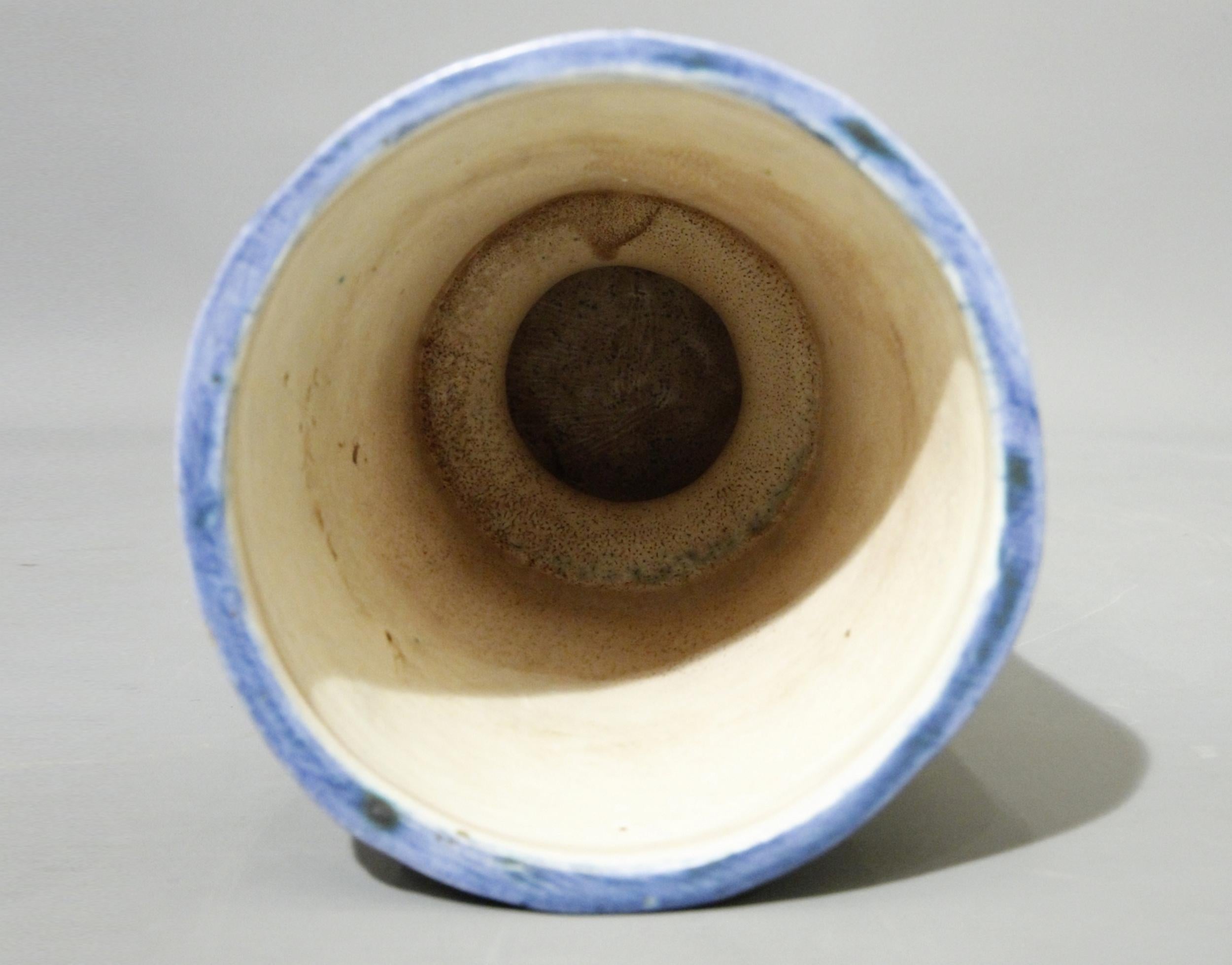 Milieu du XXe siècle Vase à piédestal en céramique à décor mythologique par J.Blin, France circa 1950  en vente
