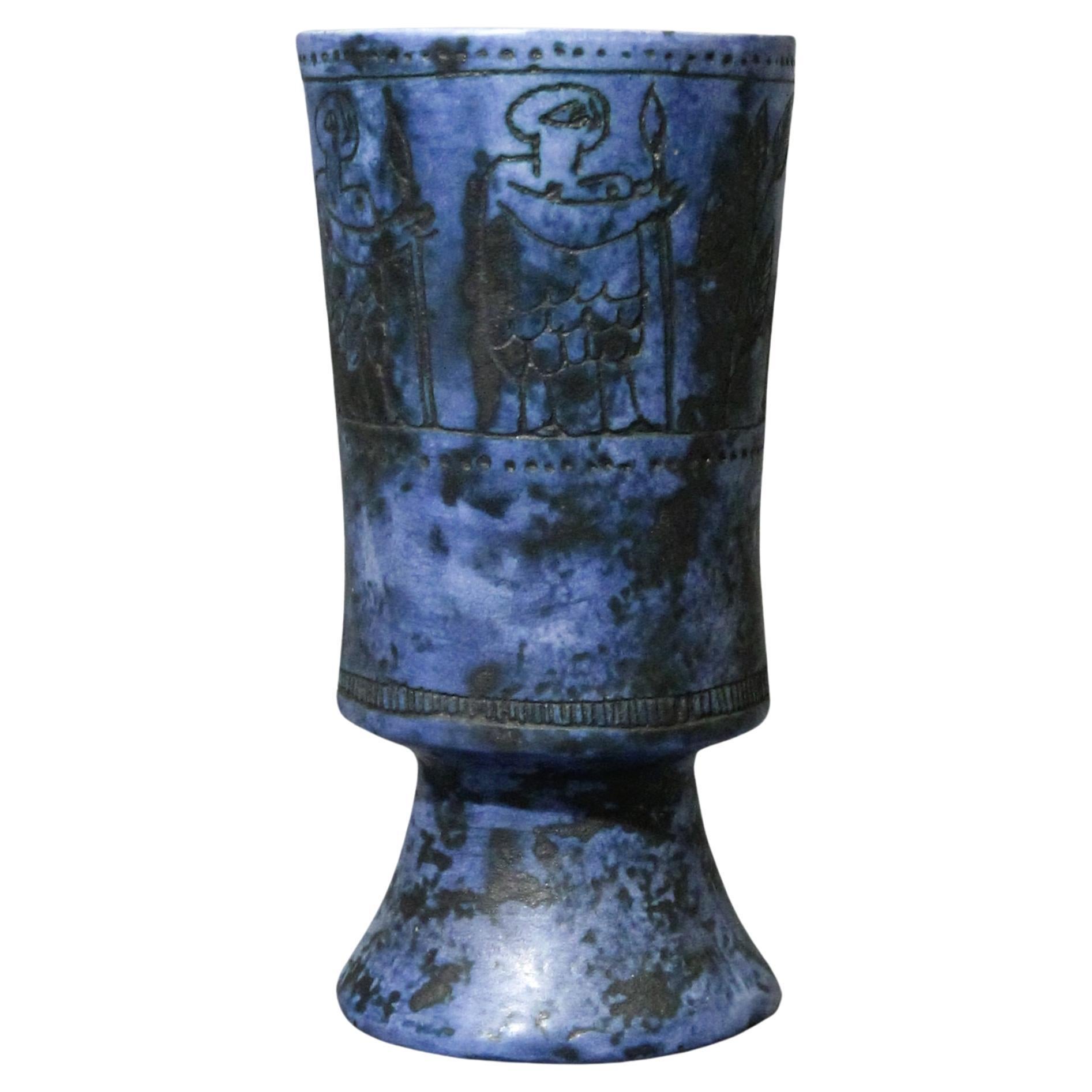 Vase à piédestal en céramique à décor mythologique par J.Blin, France circa 1950  en vente
