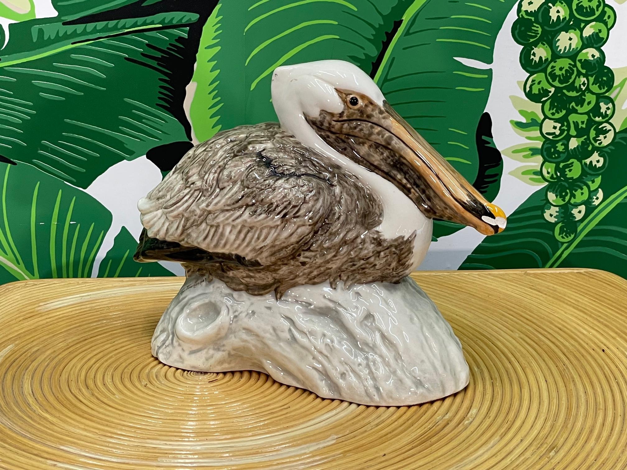 Pelikan-Statue aus Keramik mit farbenfroher, handgemalter Oberfläche und glänzender Glasur. Guter Zustand mit kleinem Chip auf einer Seite des Schnabels (siehe Fotos).